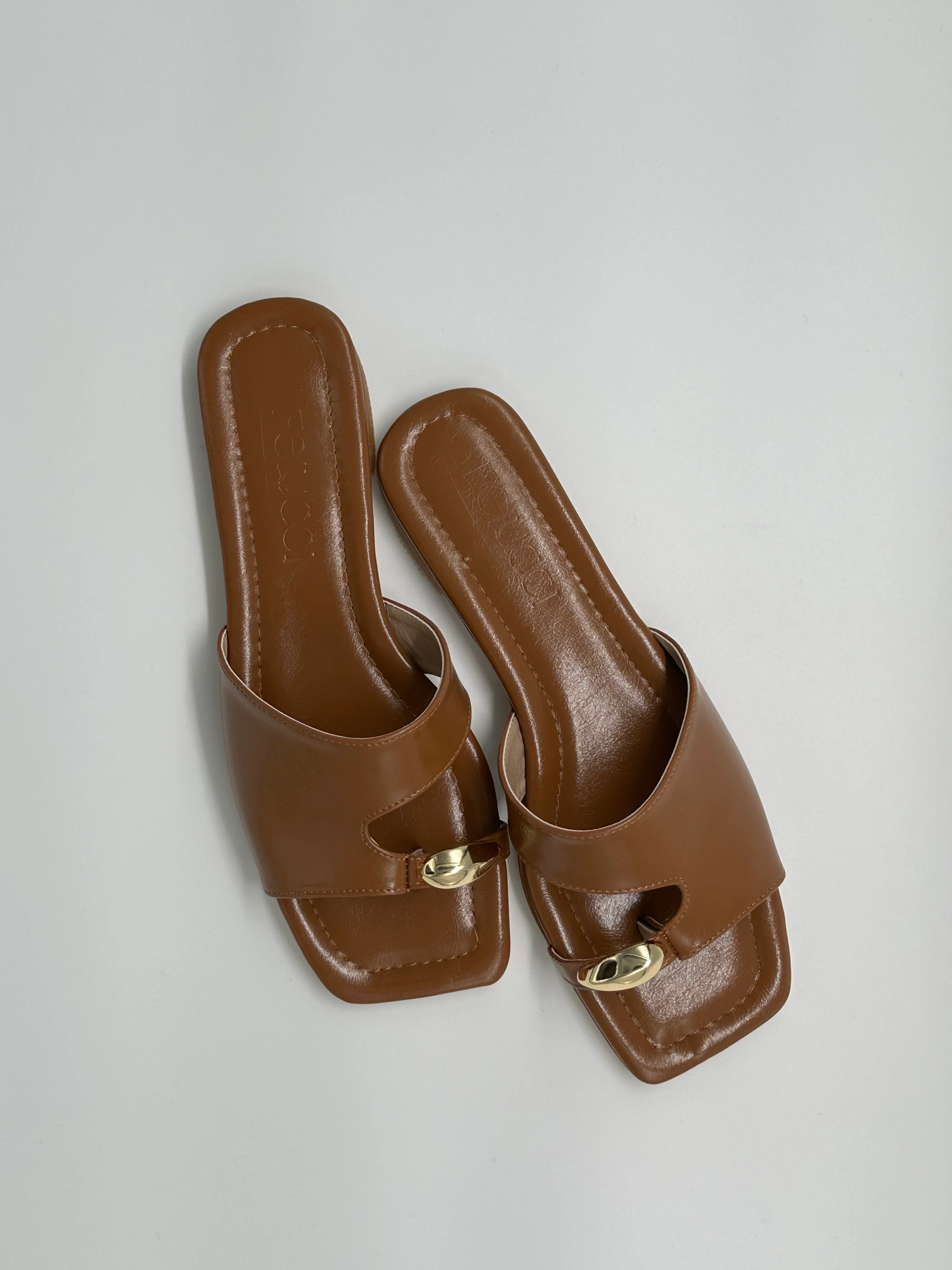 Altın Toka Detaylı Taba Deri Terlik