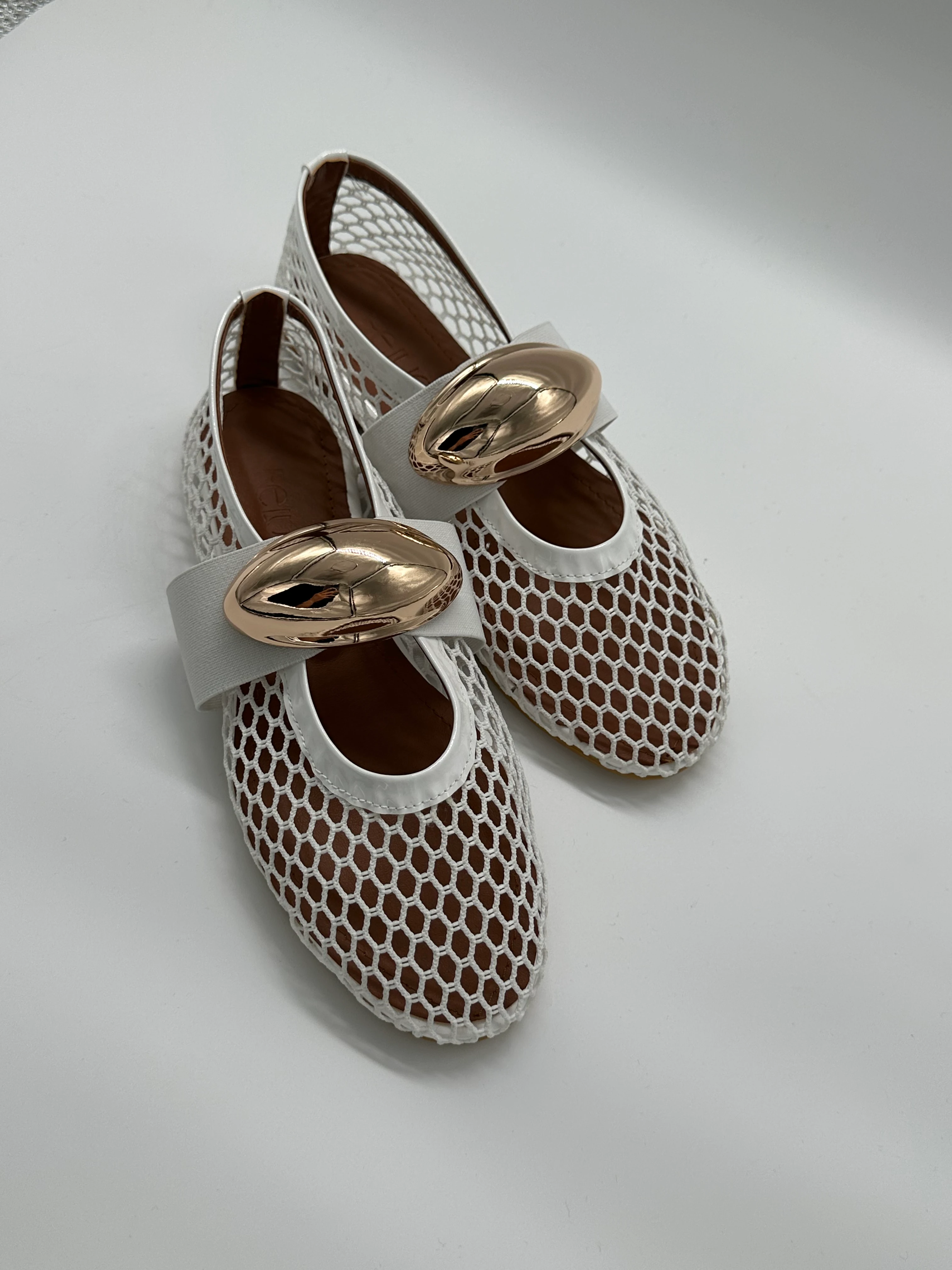 Büyük Tokalı Beyaz Fileli Ayakkabı