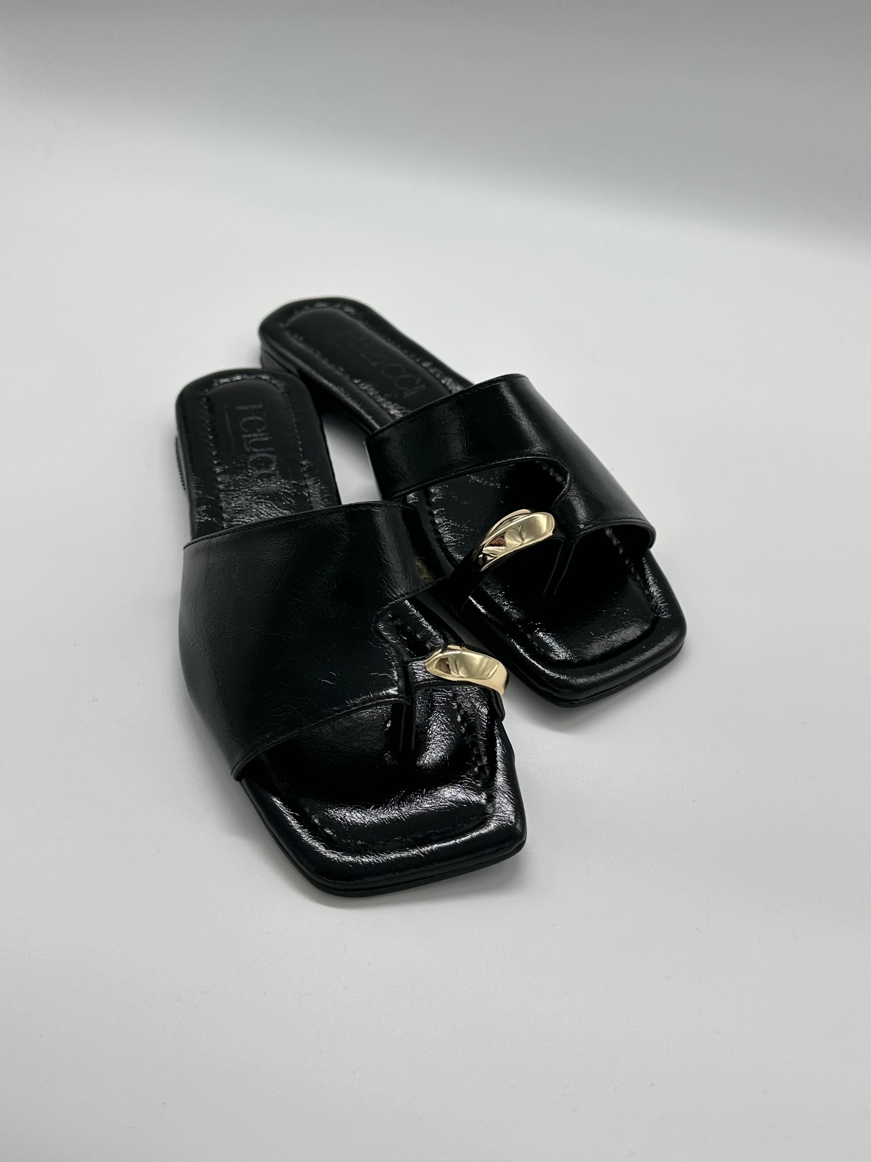 Altın Toka Detaylı Siyah Deri Terlik