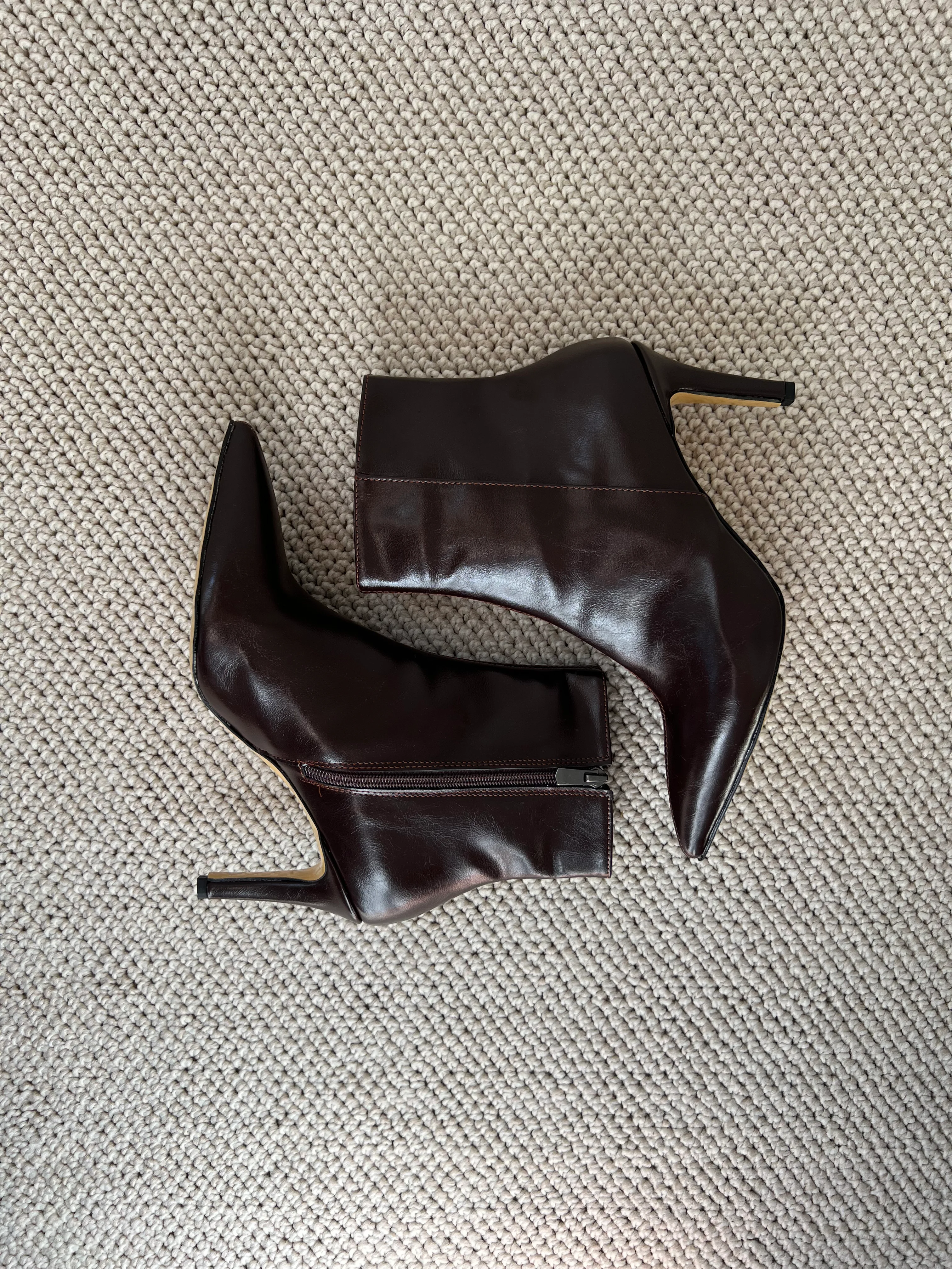 Parlak Kırışık Derili Acı Kahve Topuklu Bot