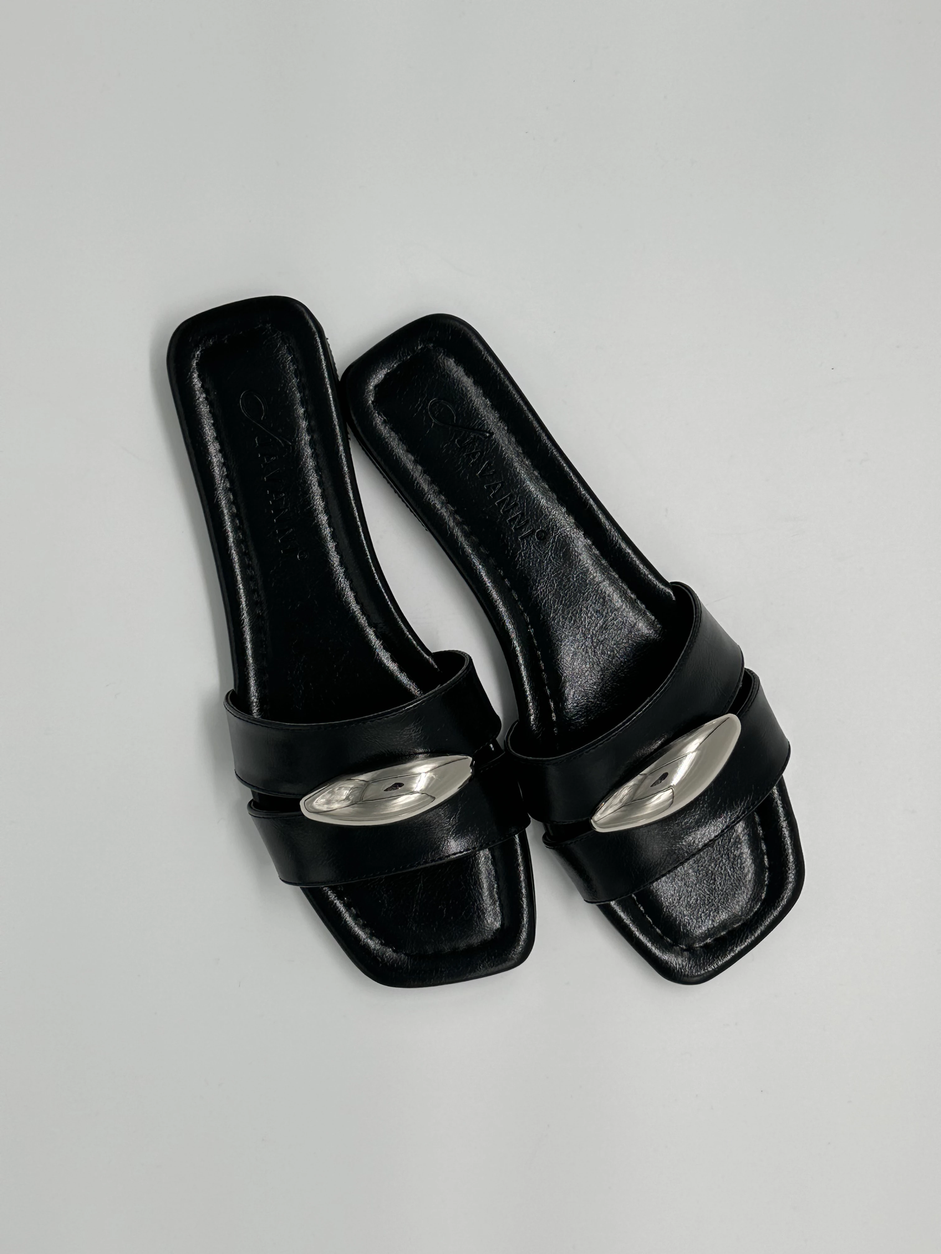 Tokalı Siyah Deri Terlik 