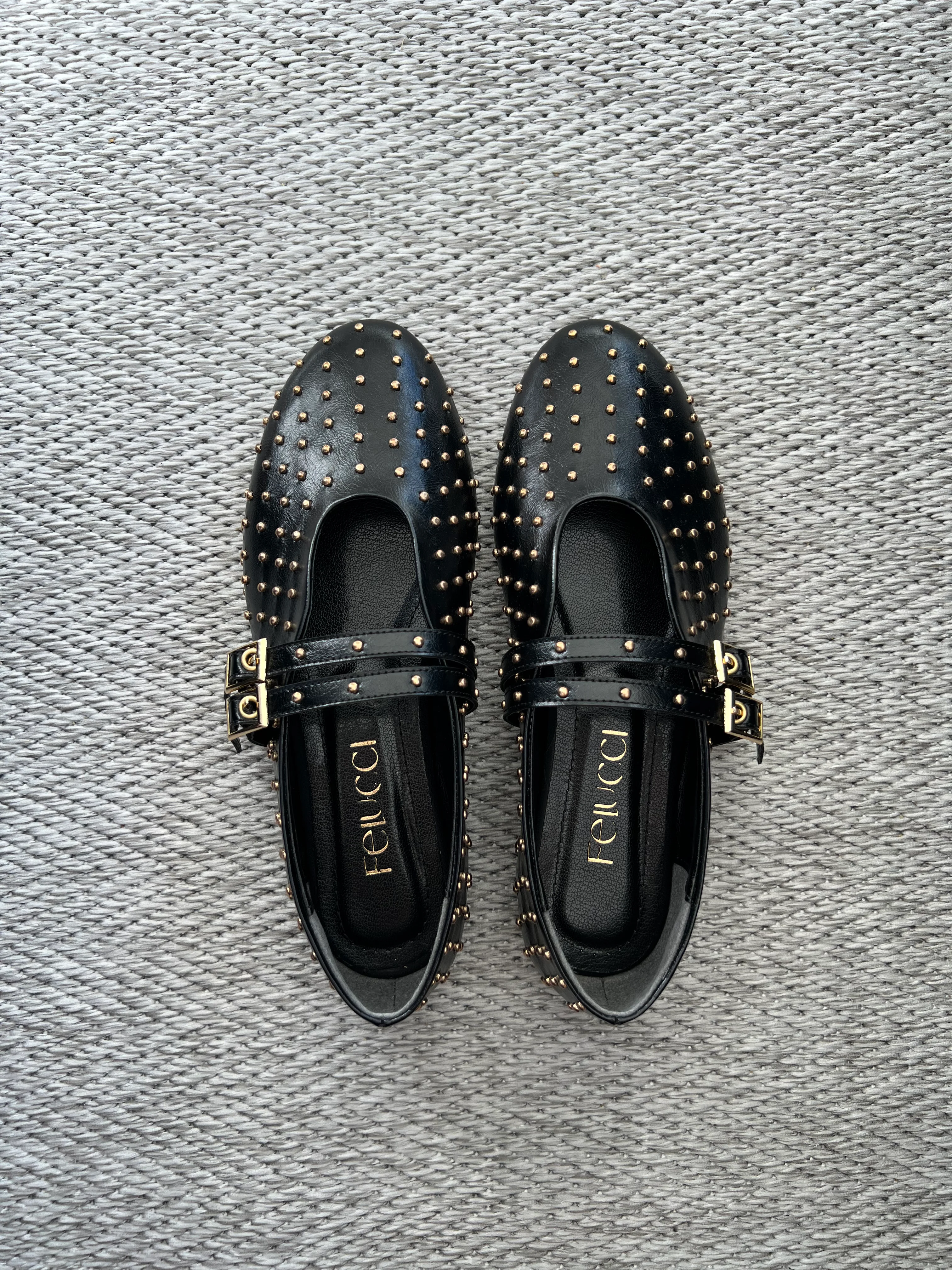 Zımba Detaylı Çift Tokalı Siyah Deri Babet