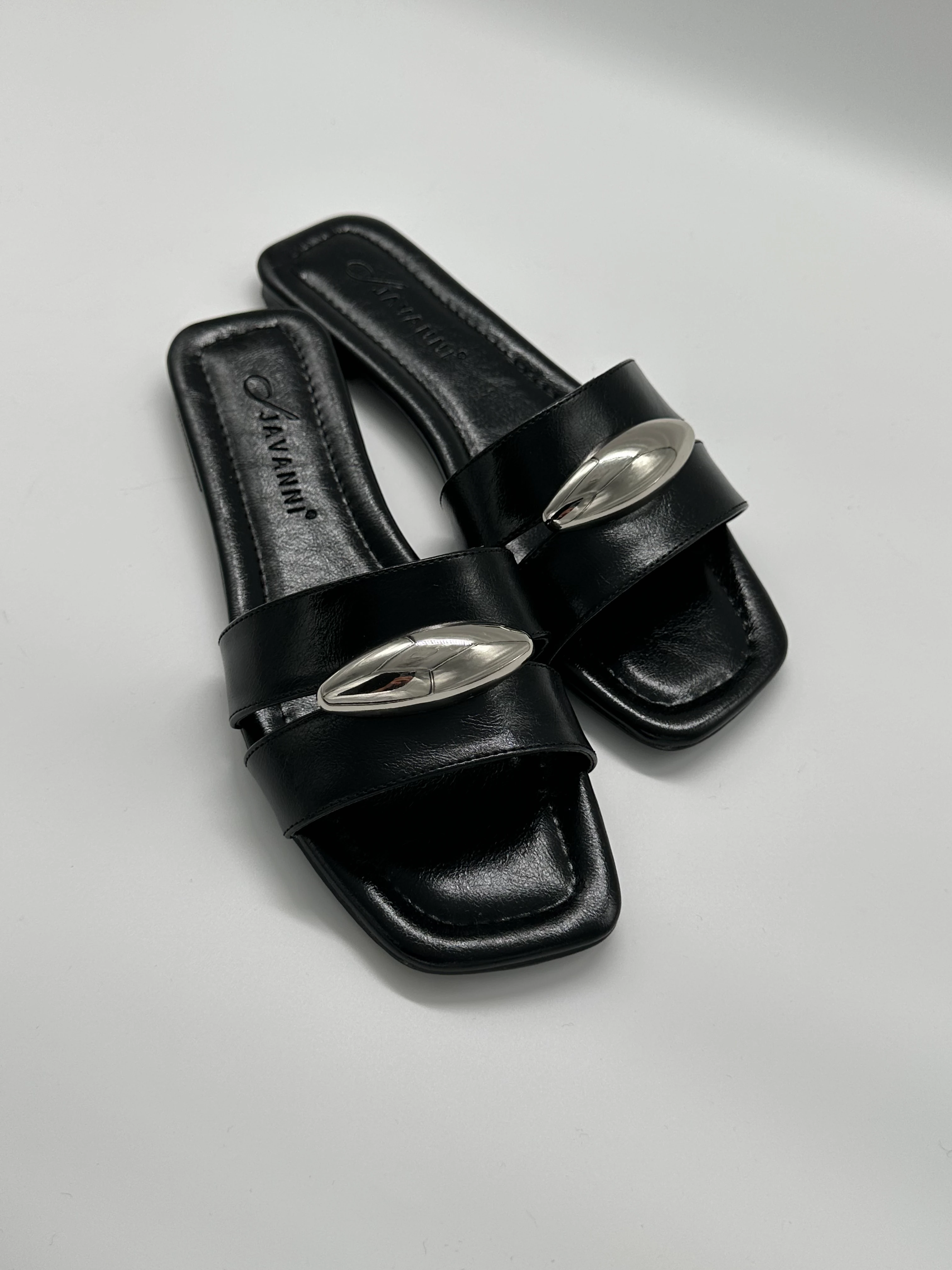 Tokalı Siyah Deri Terlik 