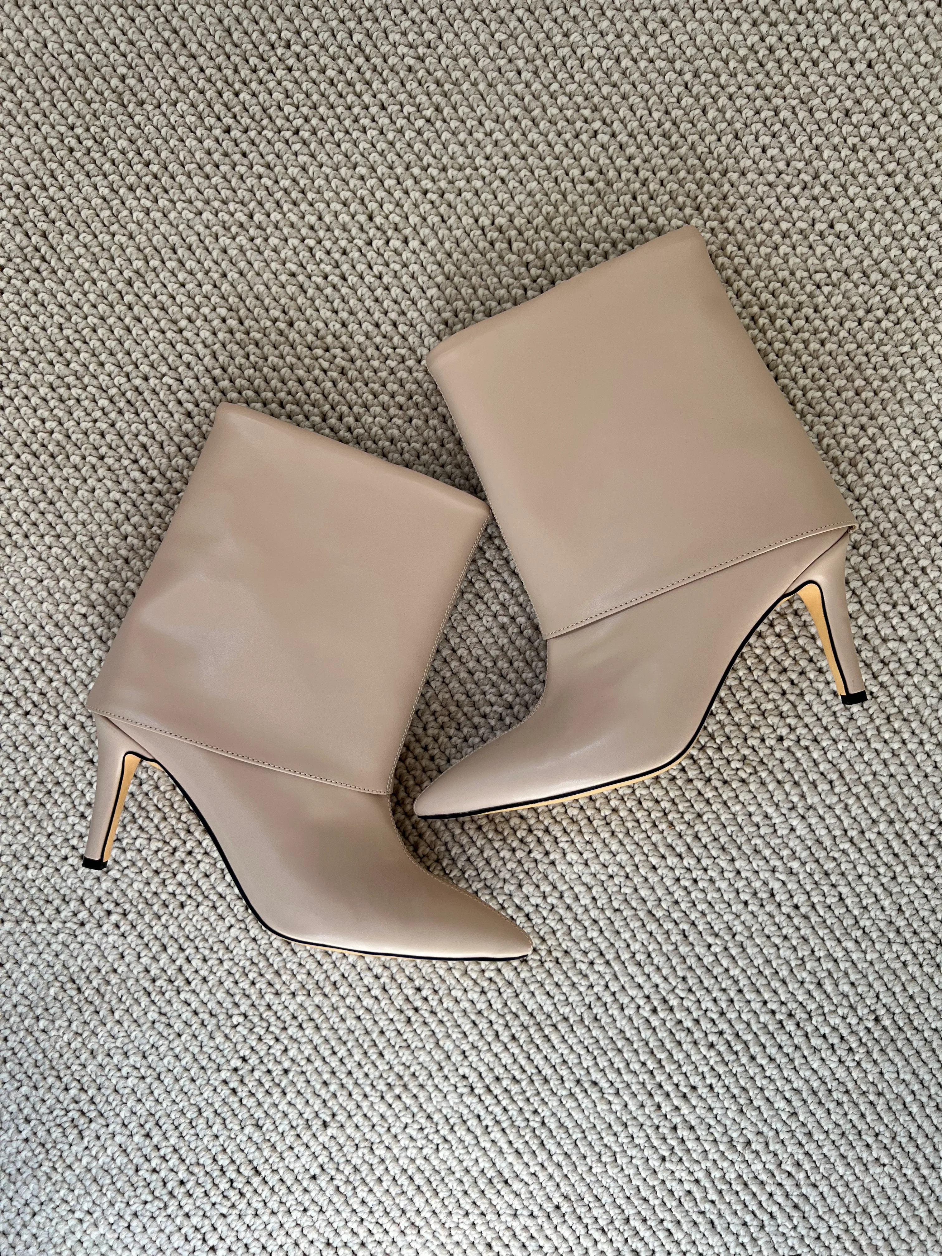 Tozluk Detaylı İçi Yünlü Bej Topuklu Deri Bot