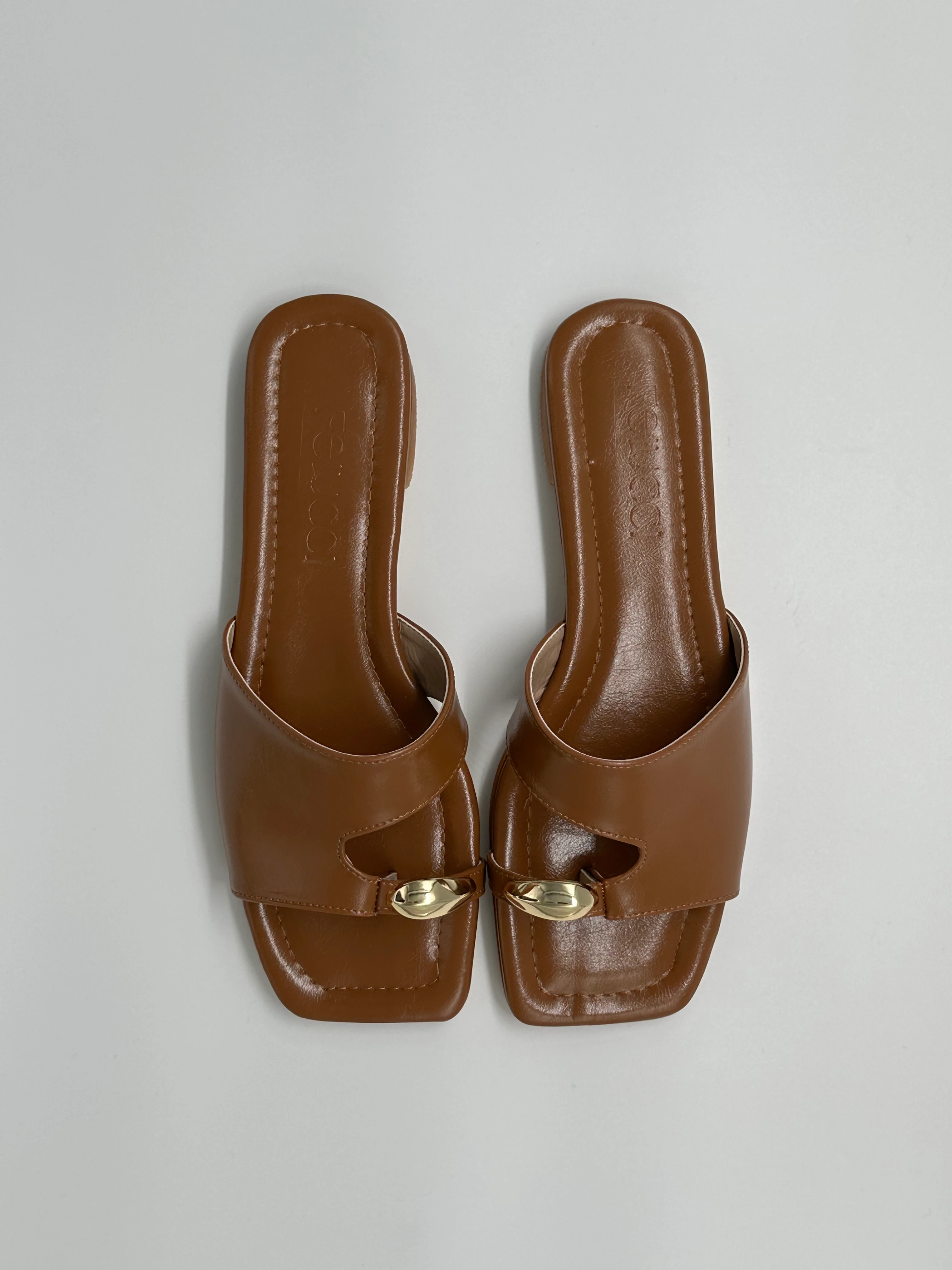 Altın Toka Detaylı Taba Deri Terlik