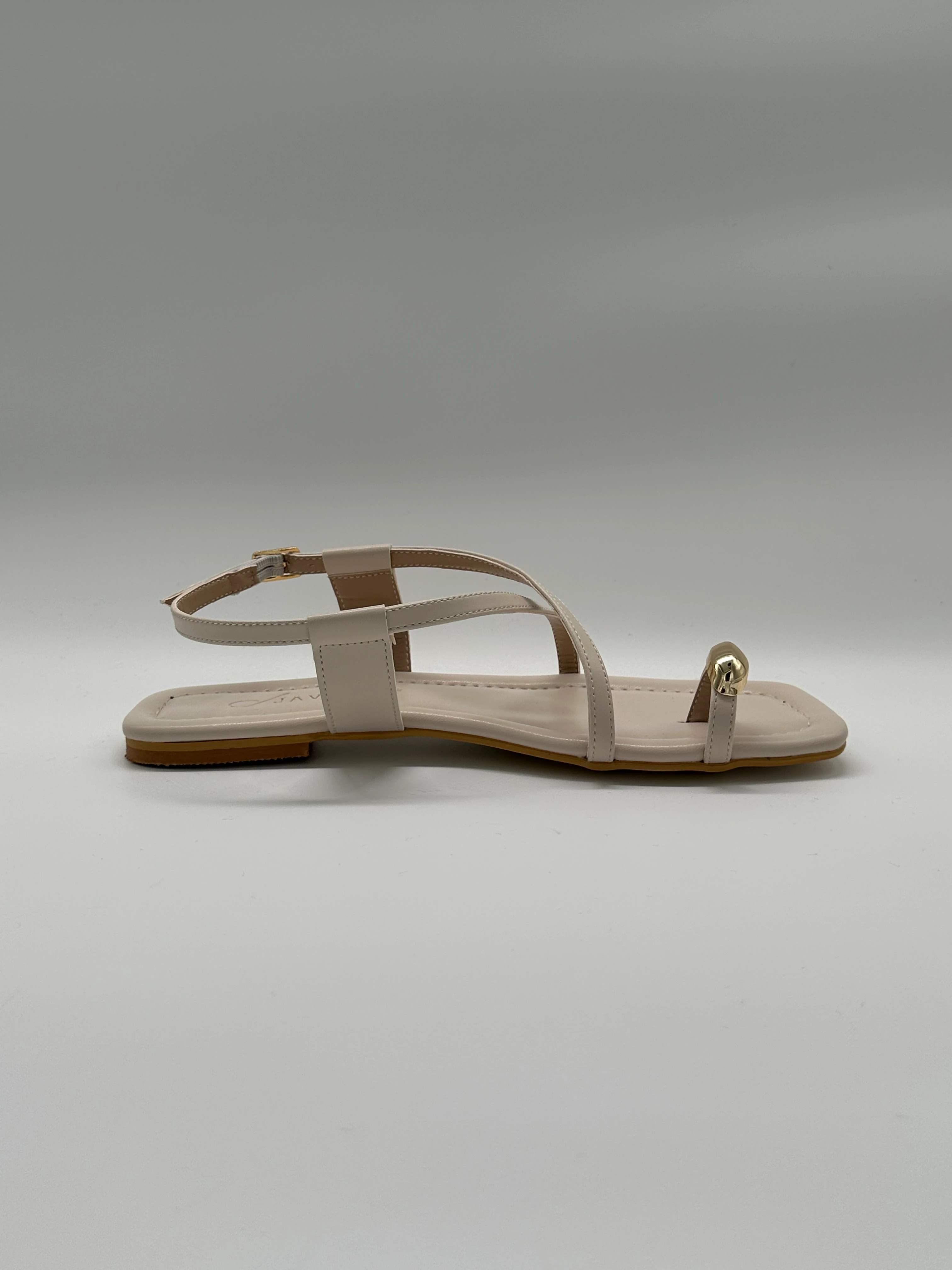 Altın Toka Detaylı Krem Deri Sandalet