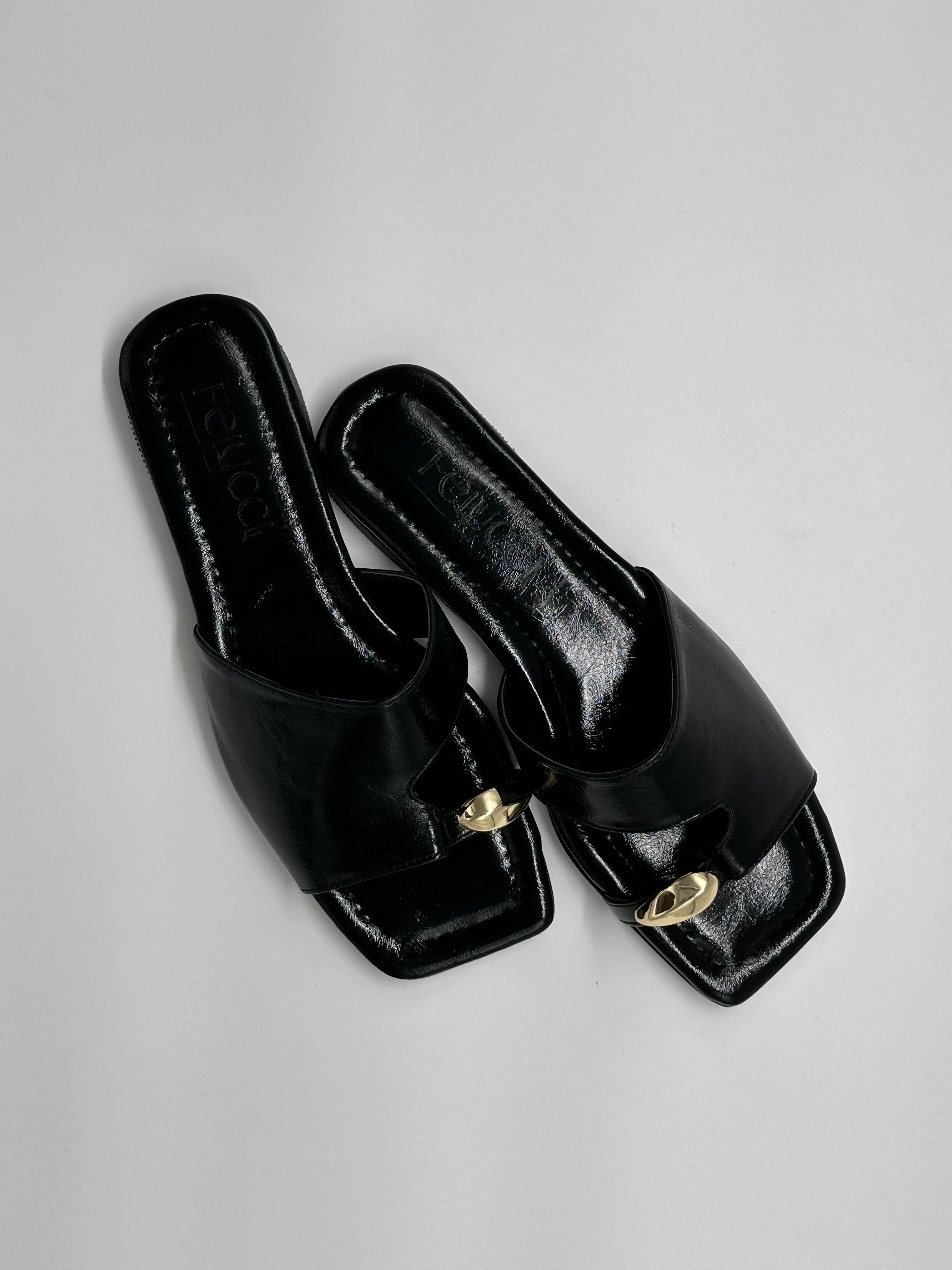 Altın Toka Detaylı Siyah Deri Terlik