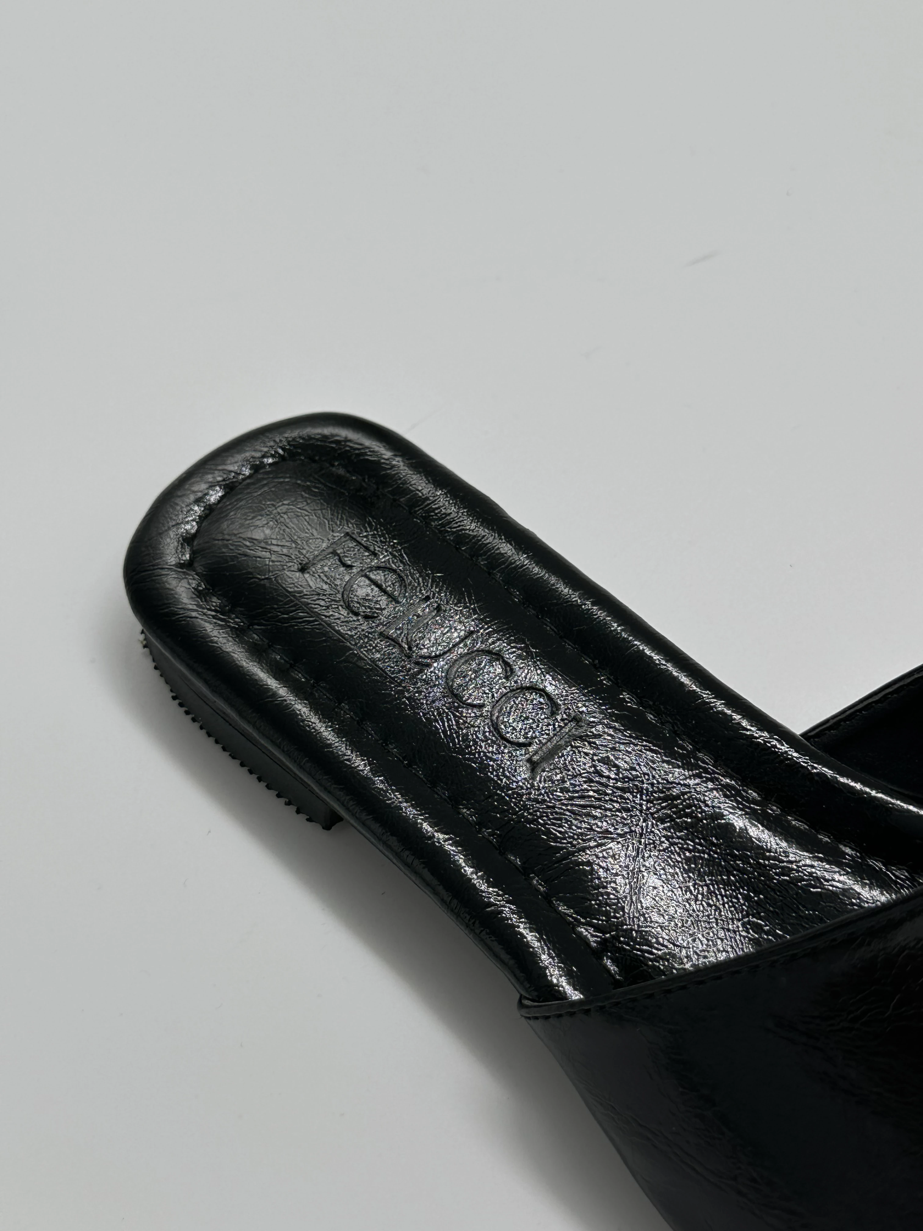 Altın Toka Detaylı Siyah Deri Terlik