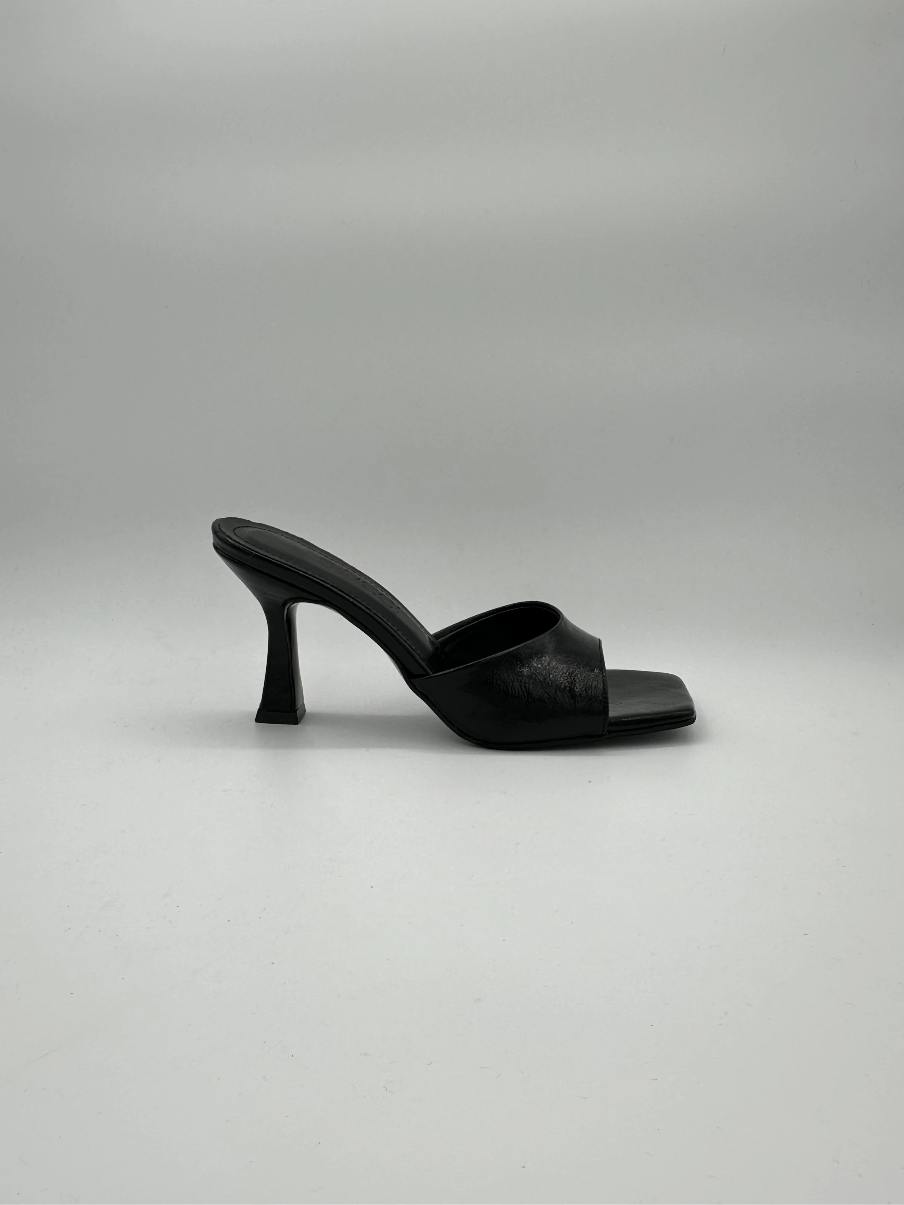 Siyah Topuklu Terlik 