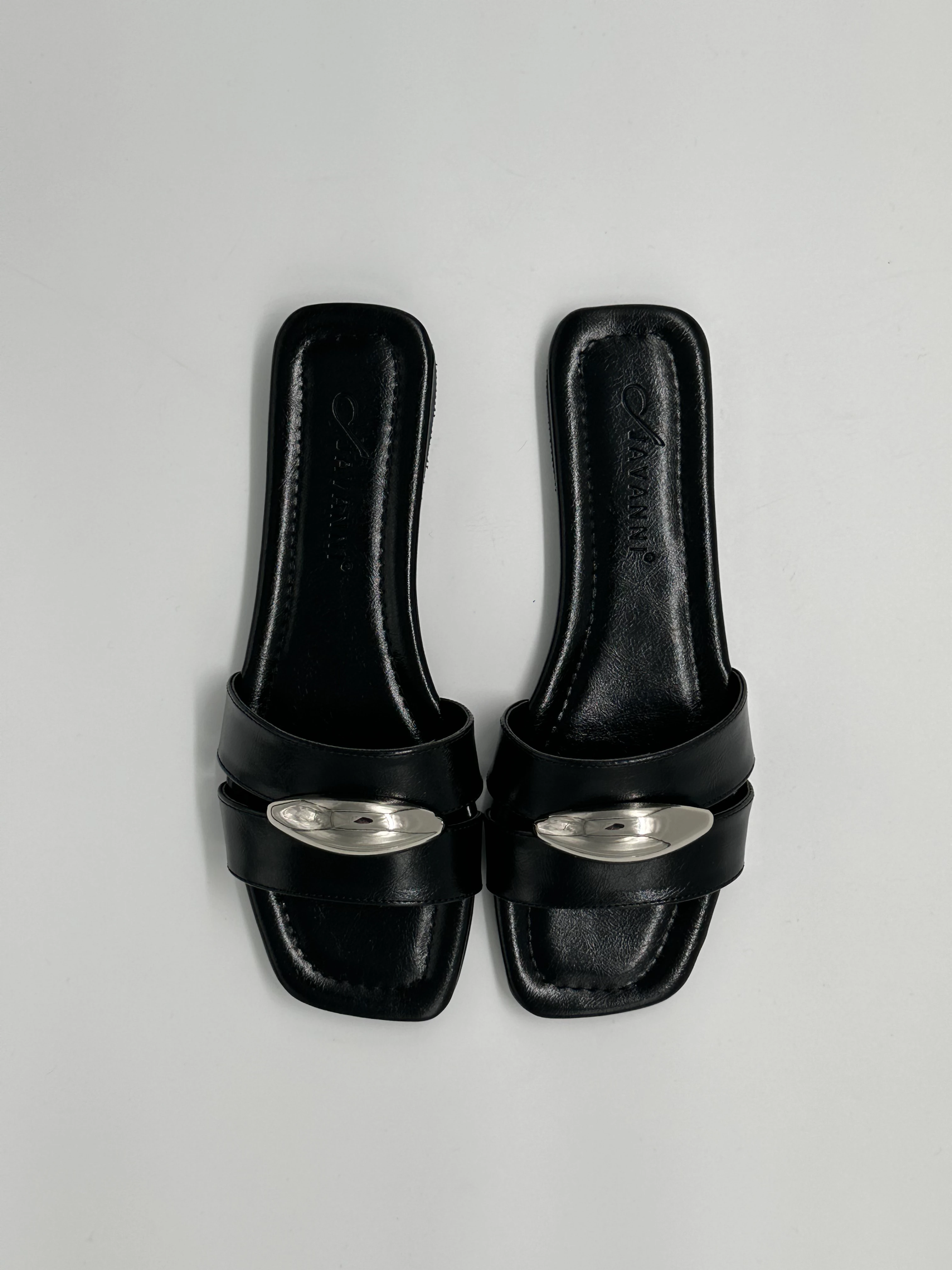 Tokalı Siyah Deri Terlik 