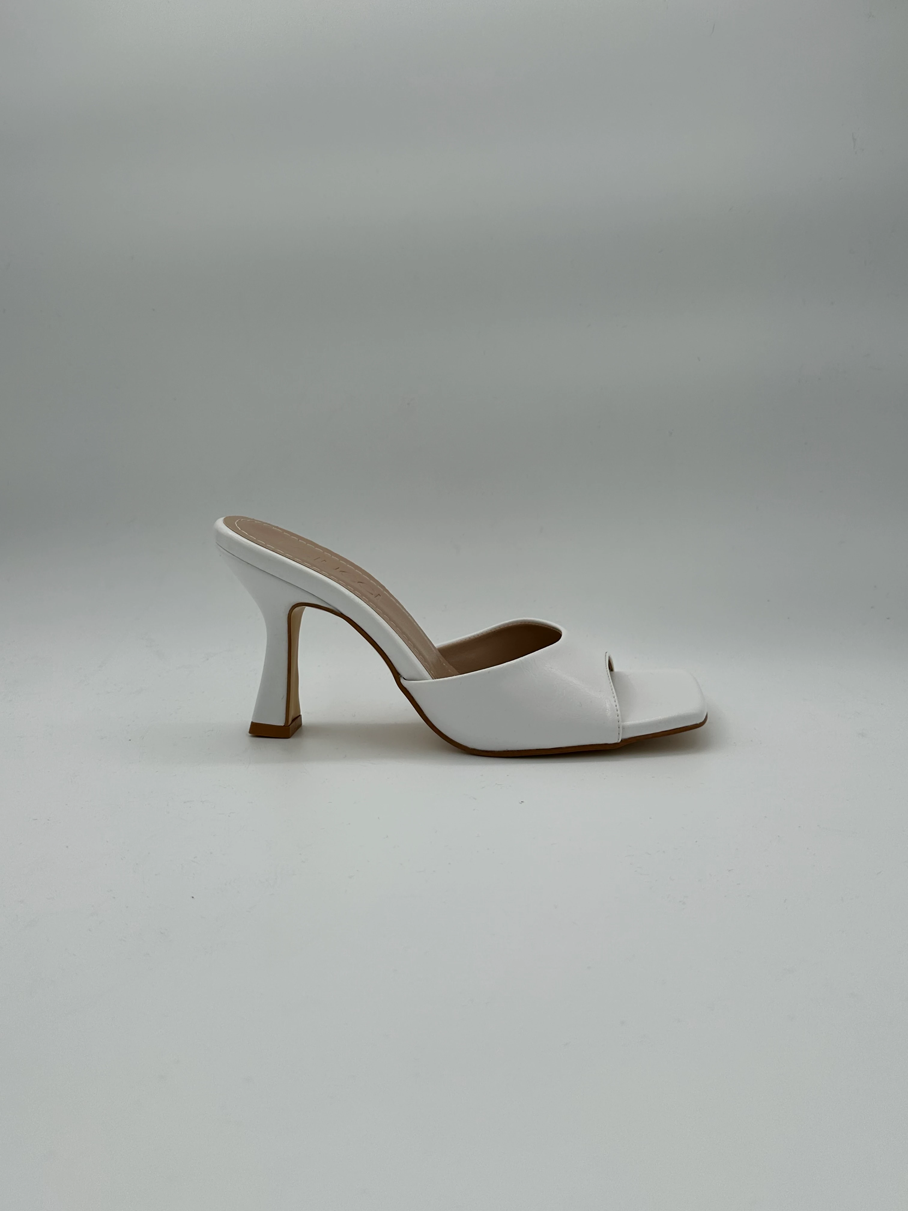 Beyaz Topuklu Terlik