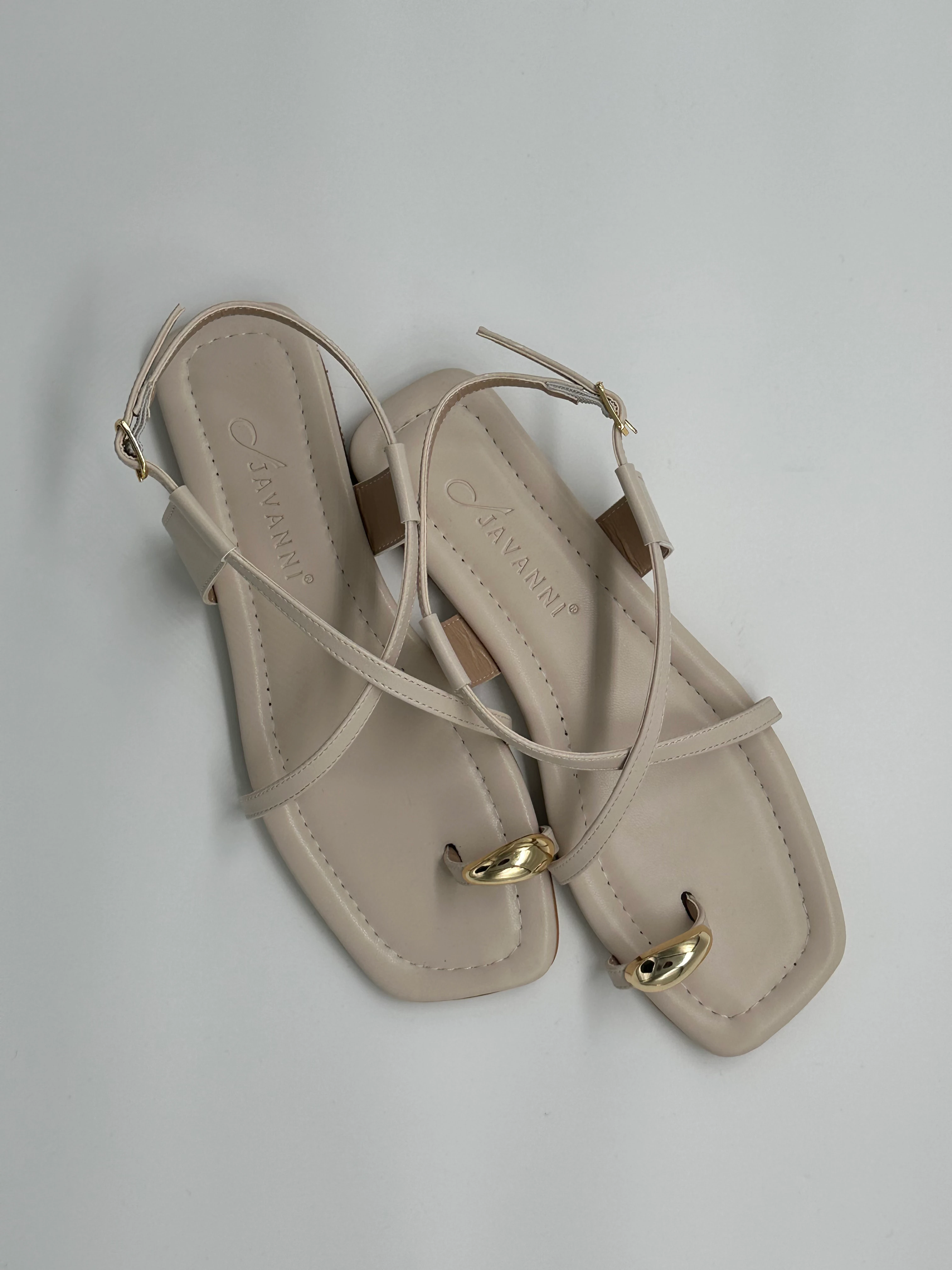 Altın Toka Detaylı Krem Deri Sandalet