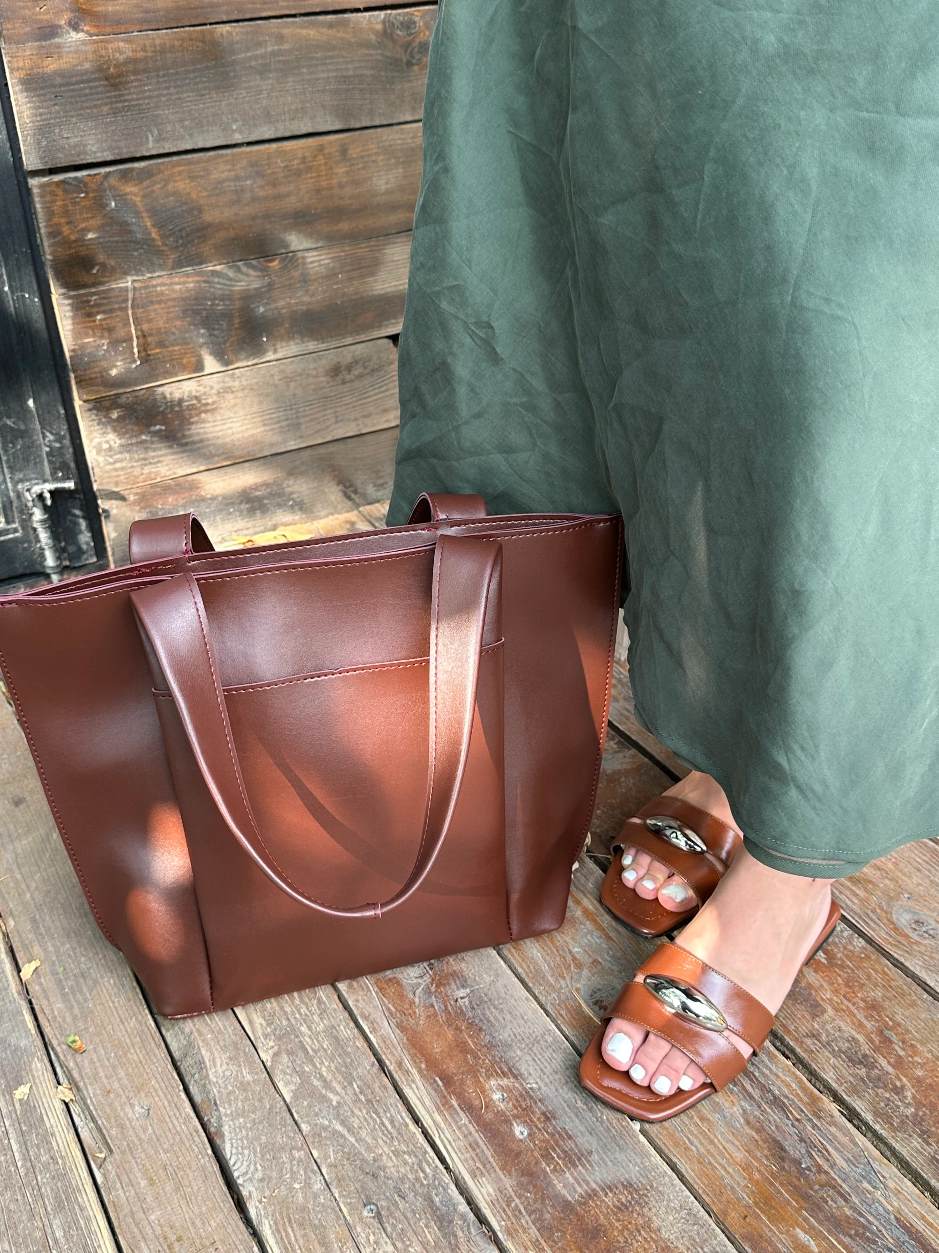 Büyük Cep Detaylı Deri Çanta