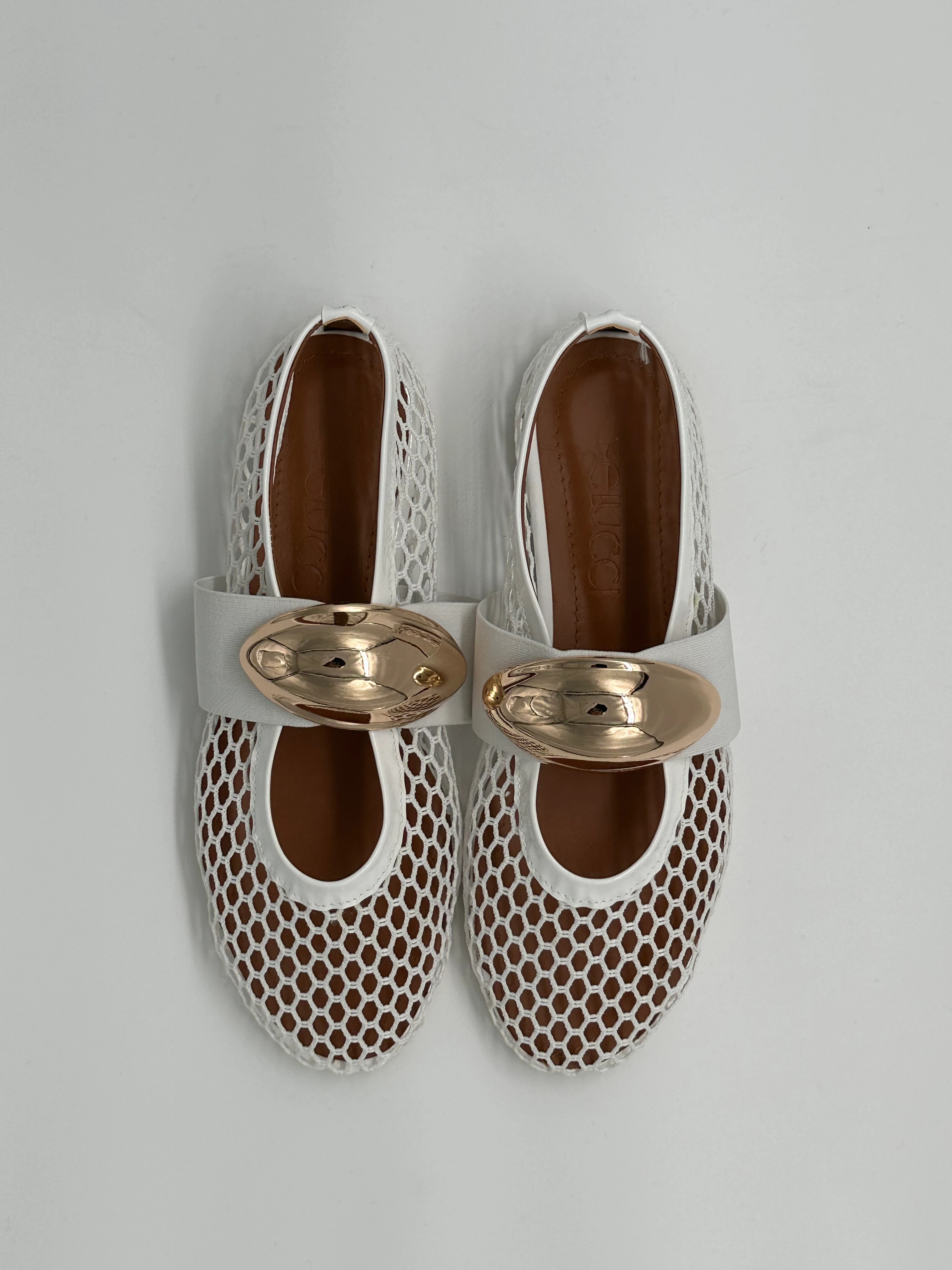 Büyük Tokalı Beyaz Fileli Ayakkabı