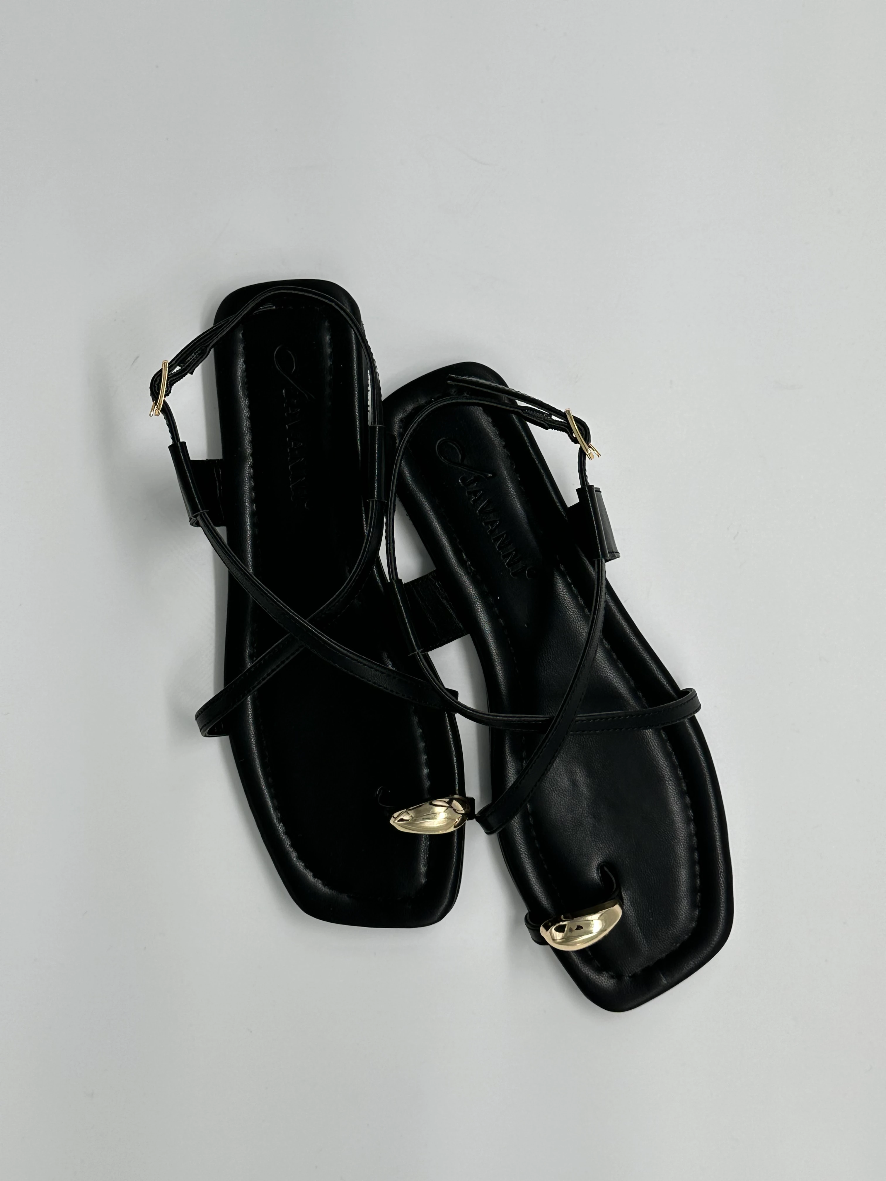 Altın Toka Detaylı Siyah Deri Sandalet