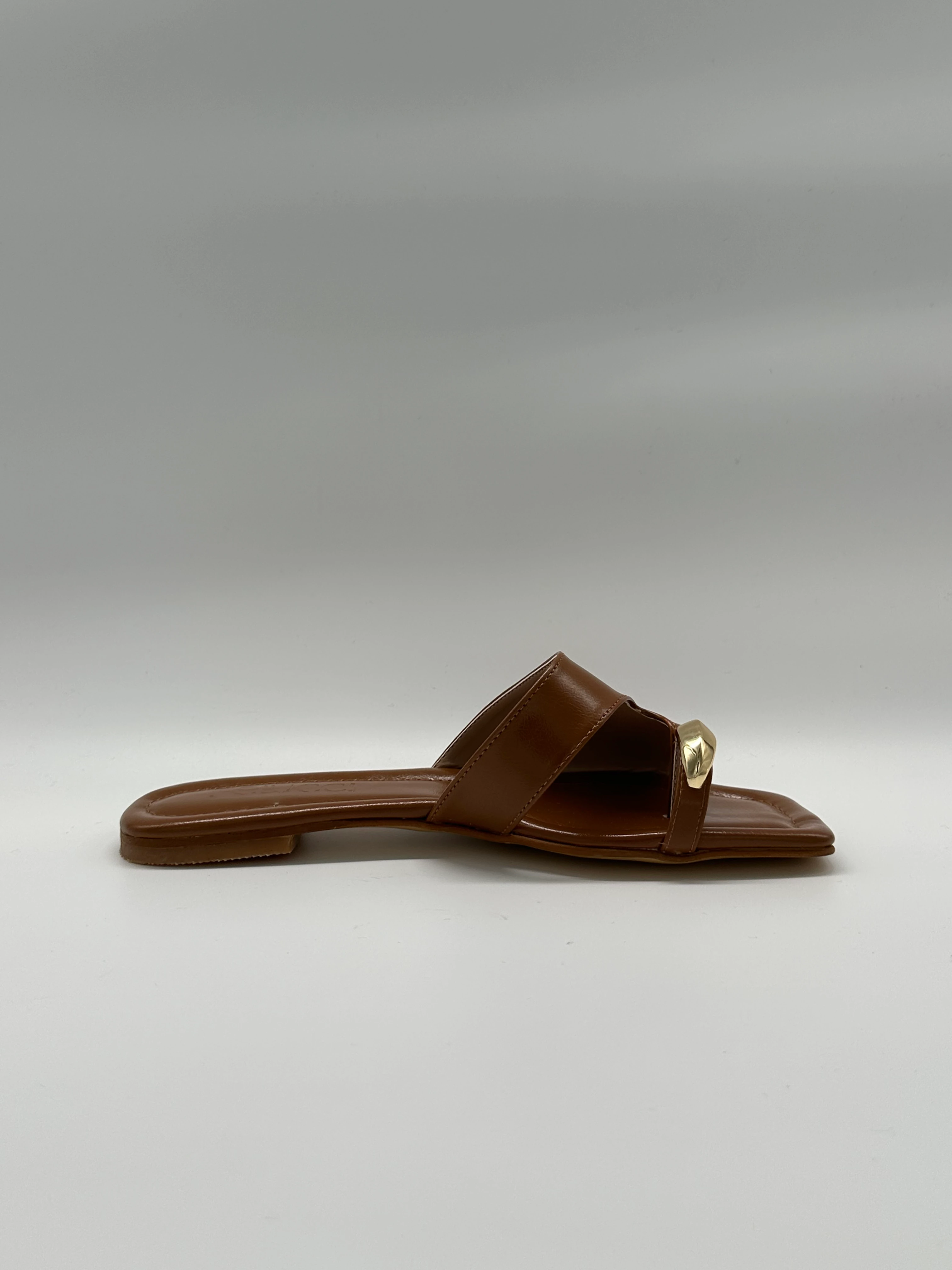 Altın Toka Detaylı Taba Deri Terlik