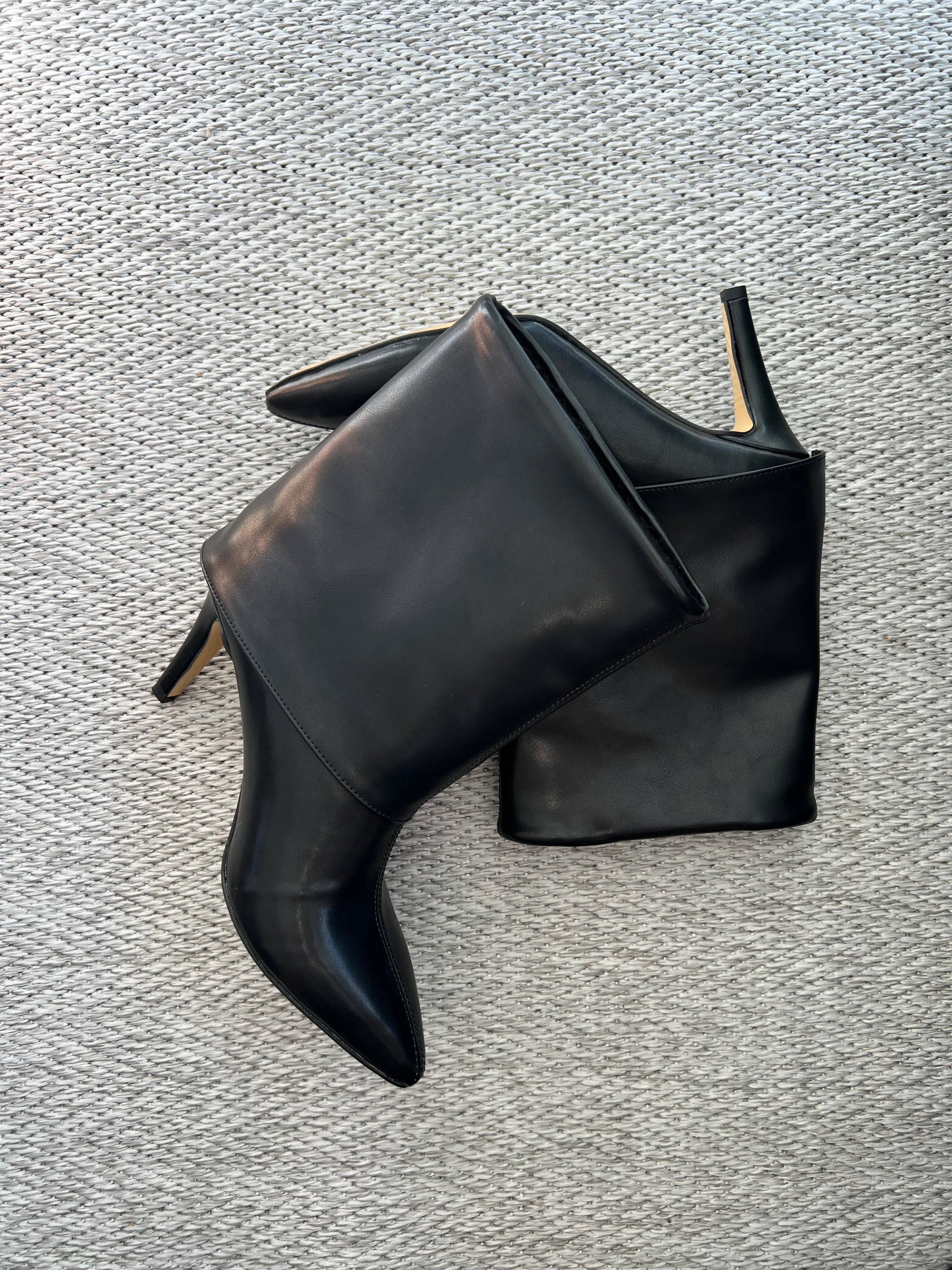 Tozluk Detaylı İçi Yünlü Siyah Topuklu Deri Bot