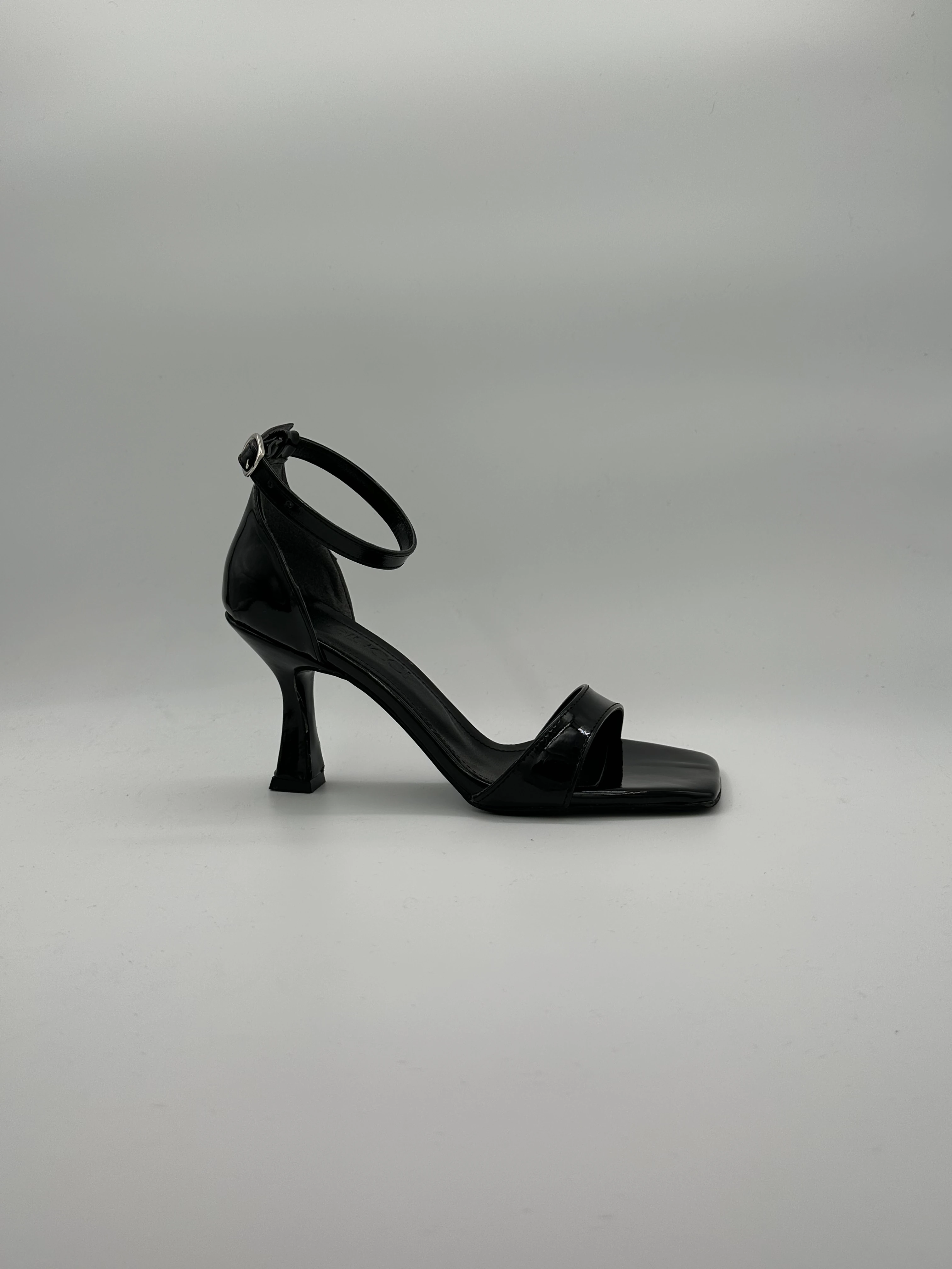 Siyah Rugan Topuklu Ayakkabı