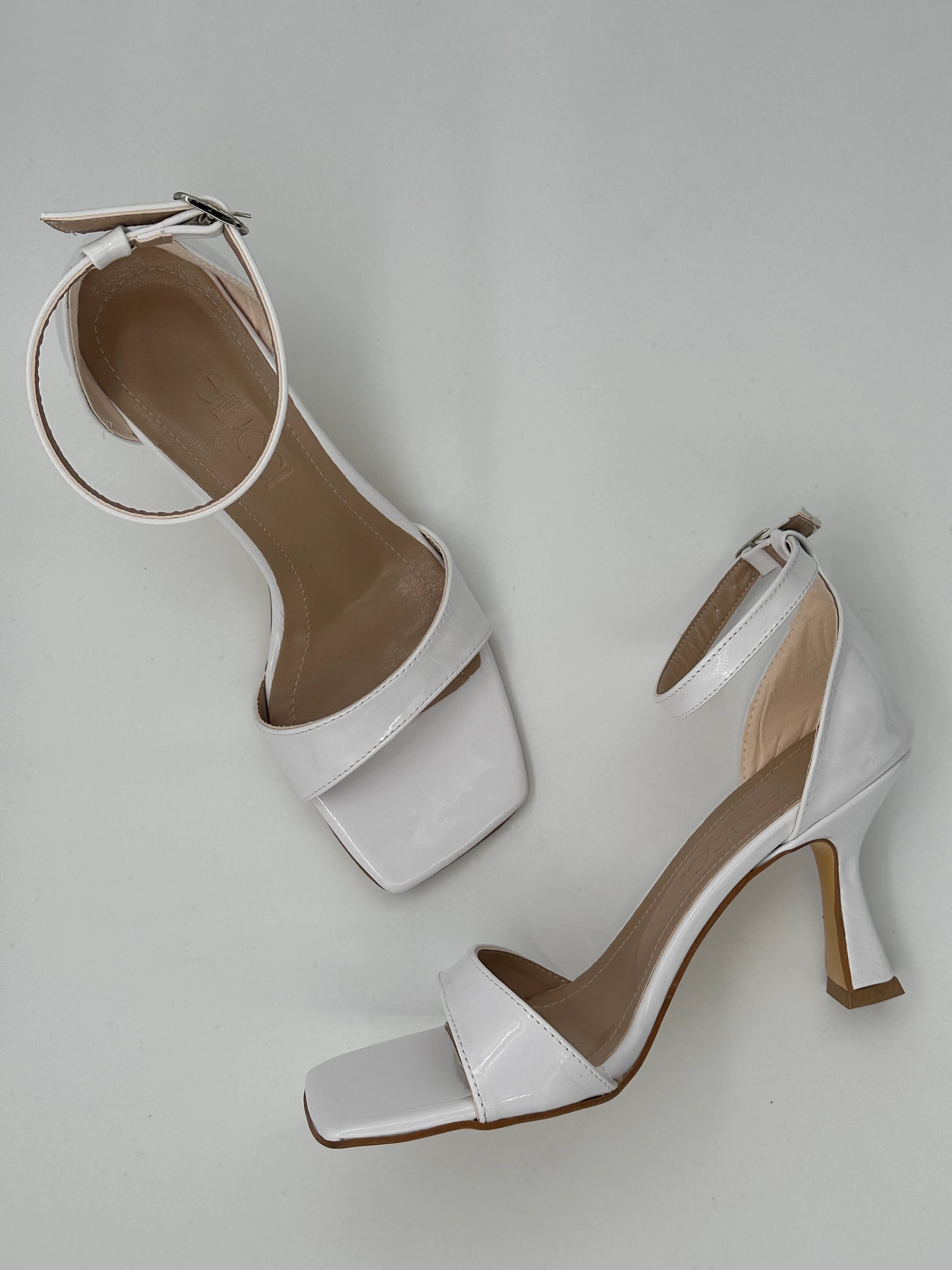 Beyaz Rugan Topuklu Ayakkabı