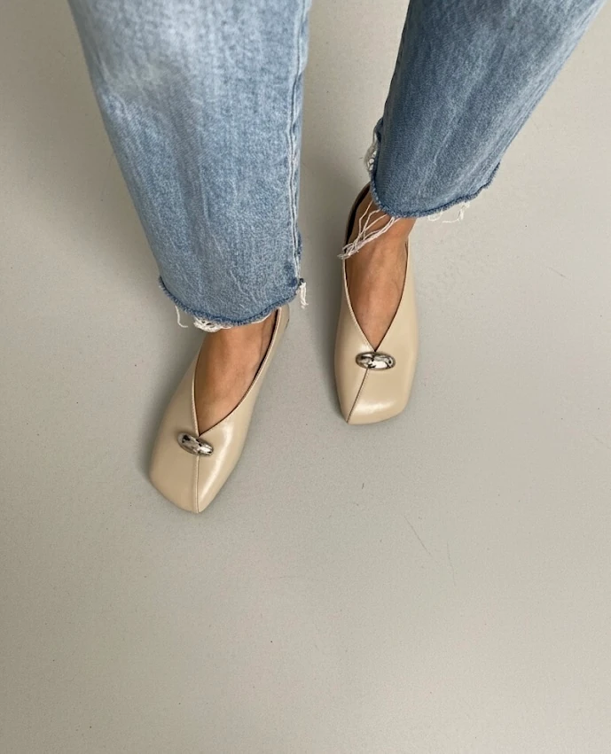 Bej Toka Detaylı Deri Babet