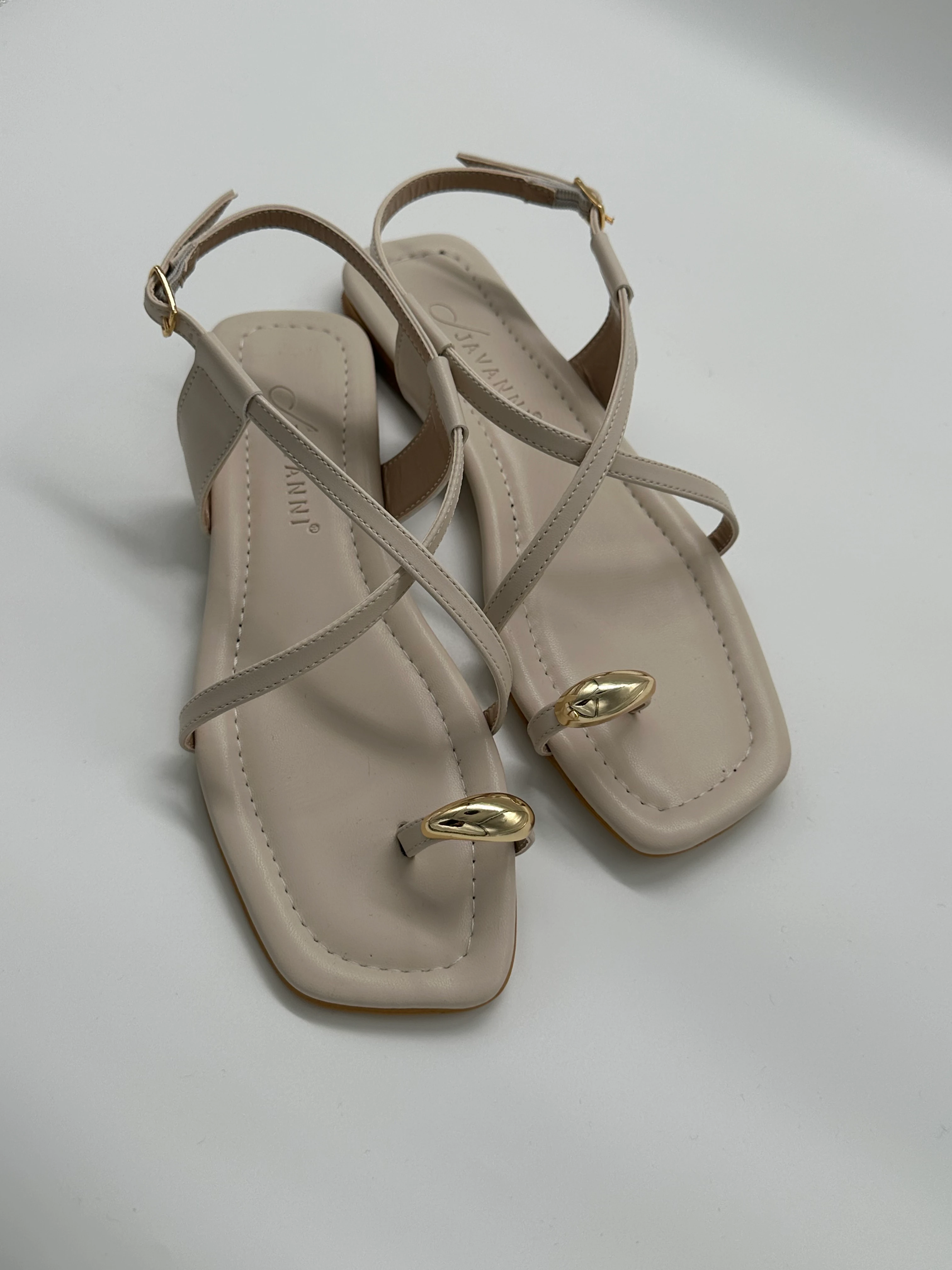 Altın Toka Detaylı Krem Deri Sandalet