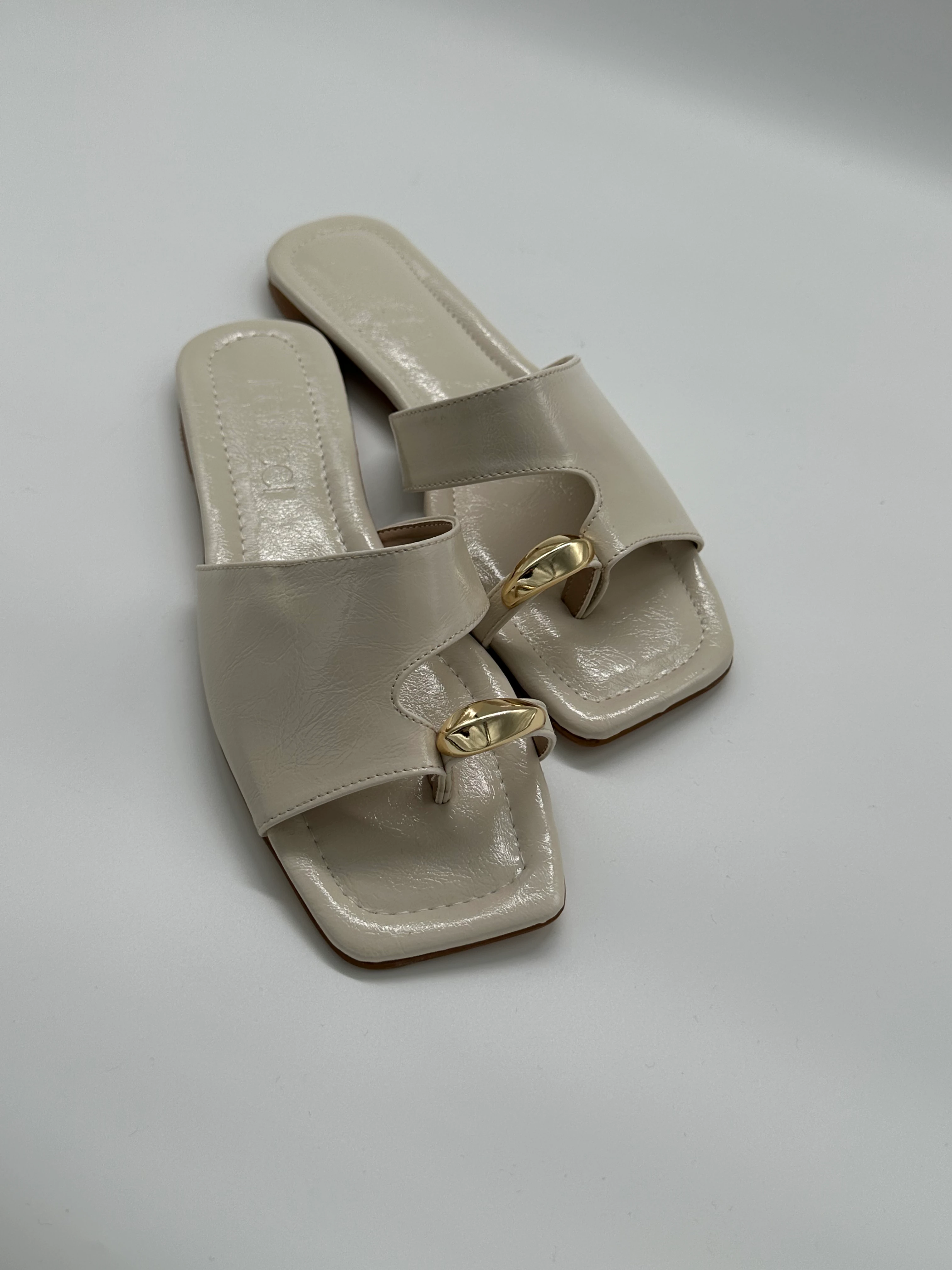 Altın Toka Detaylı Krem Deri Terlik