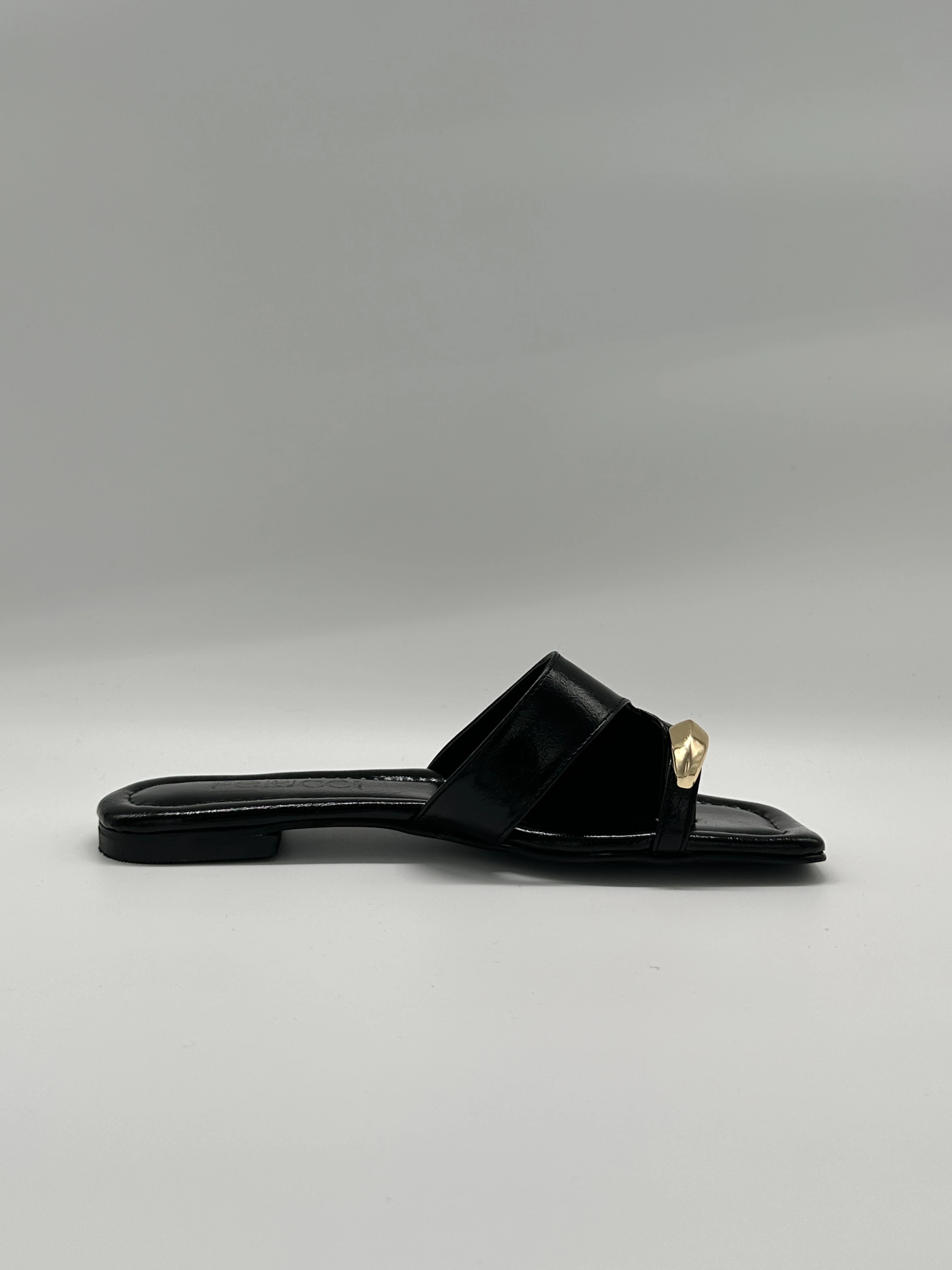 Altın Toka Detaylı Siyah Deri Terlik