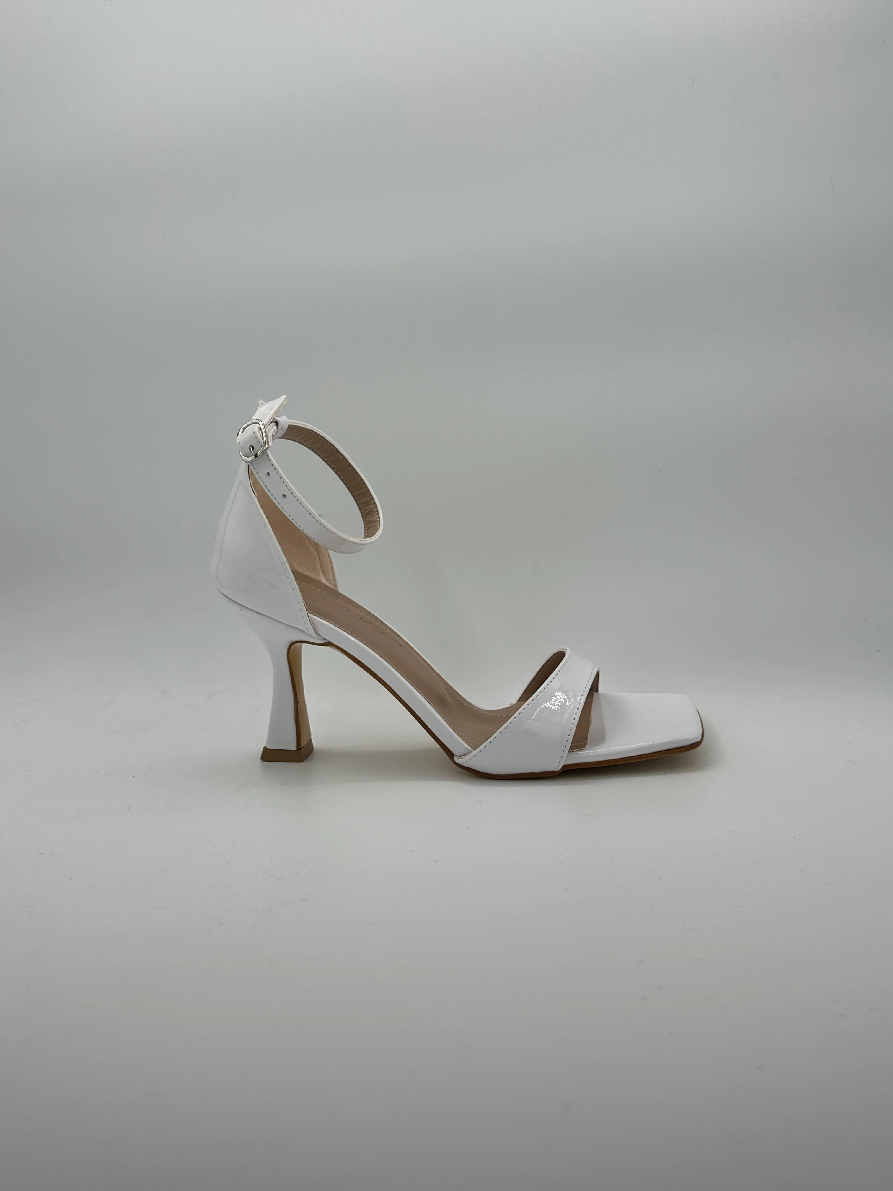 Beyaz Rugan Topuklu Ayakkabı