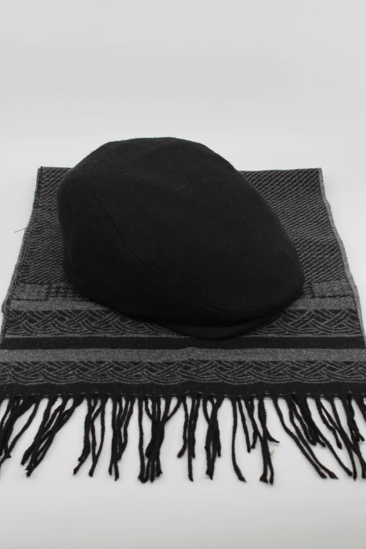 London Model Kasket ve Motifli Atkı Seti