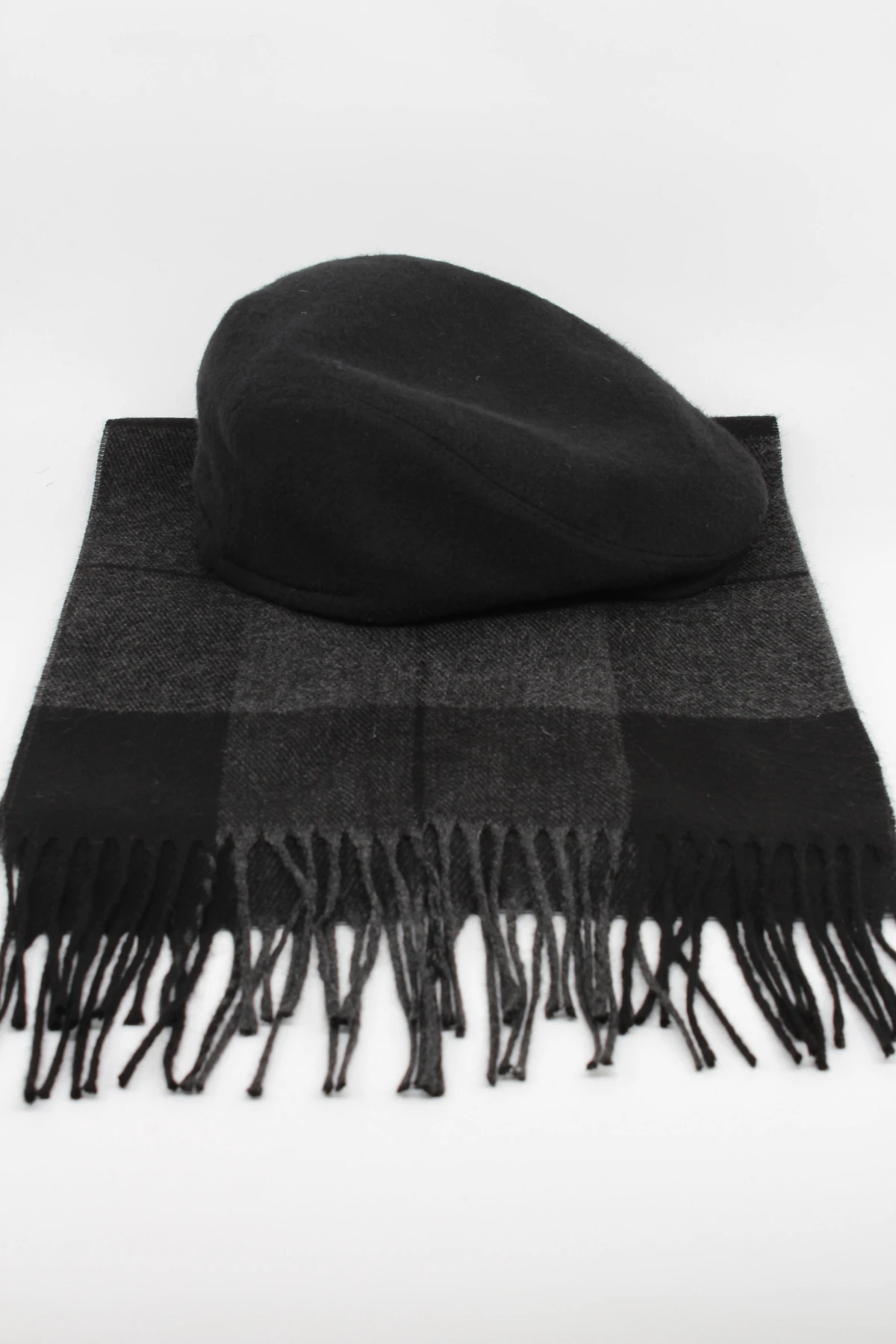 Siyah Flat Cap Kasket ve Gri Ekose Atkı