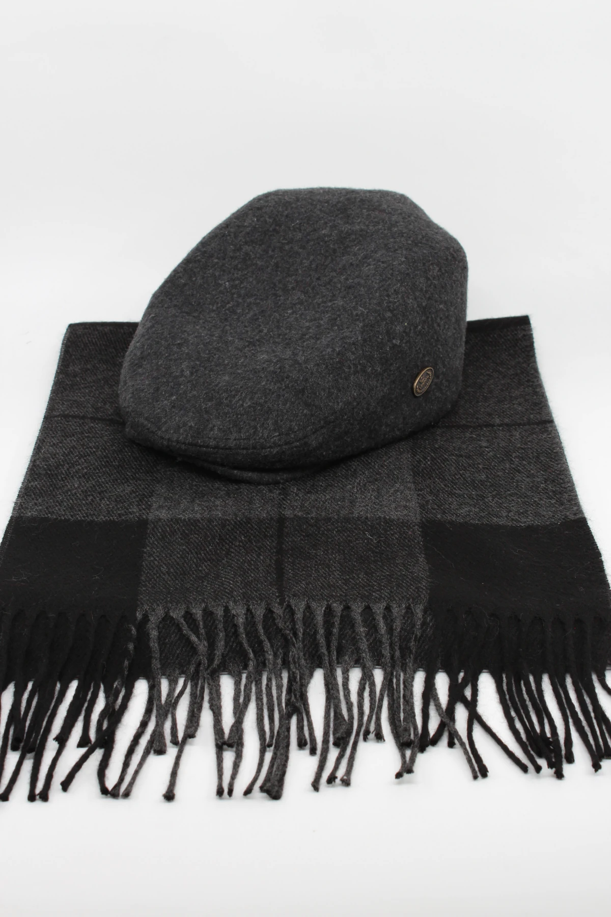 Füme Flat Cap Kasket ve Gri Ekose Atkı