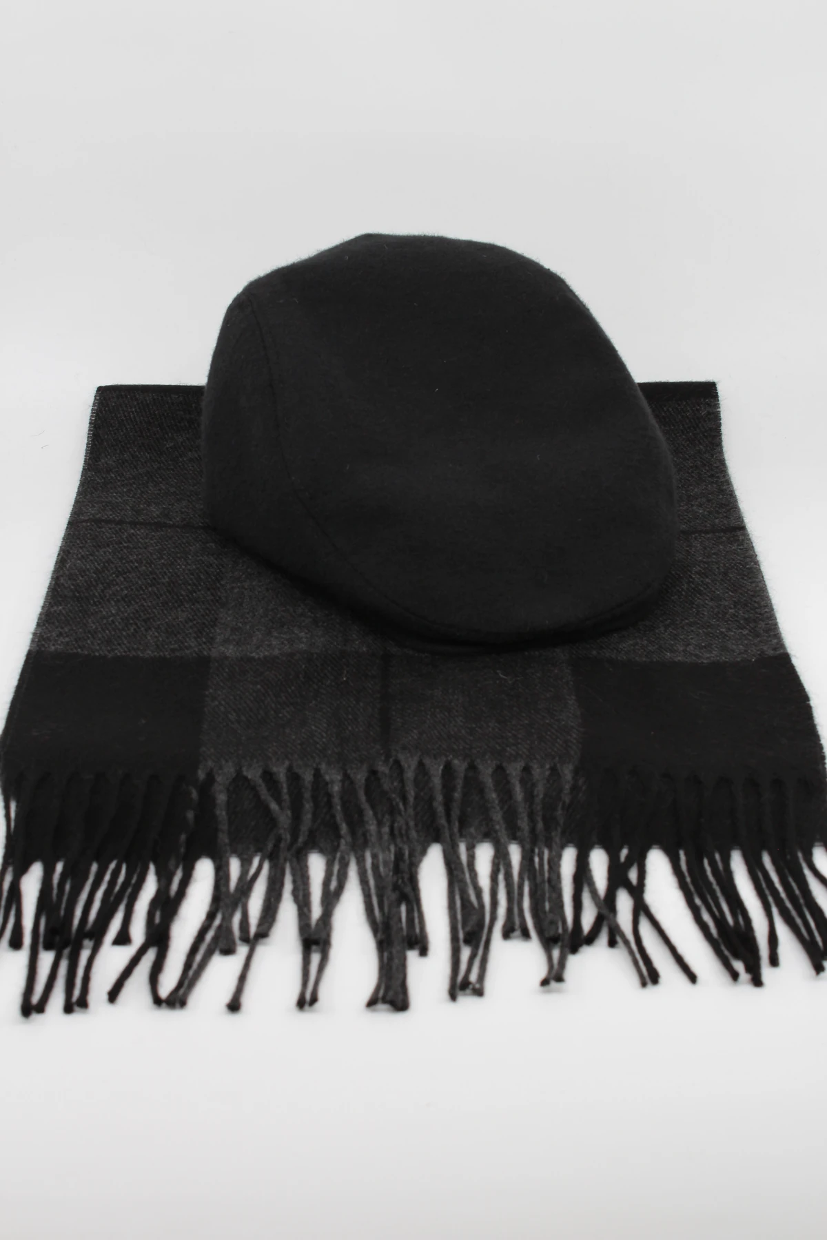 Siyah Flat Cap Kasket ve Gri Ekose Atkı