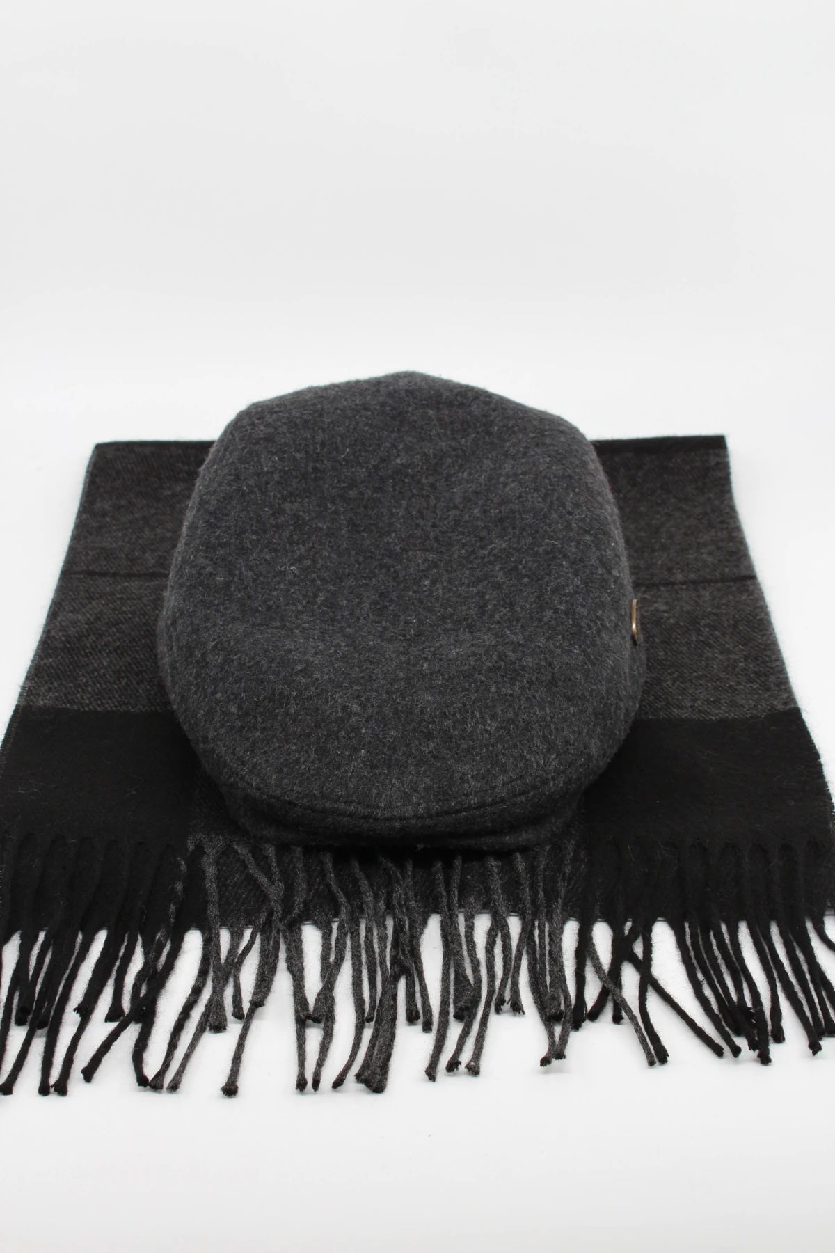 Füme Flat Cap Kasket ve Gri Ekose Atkı