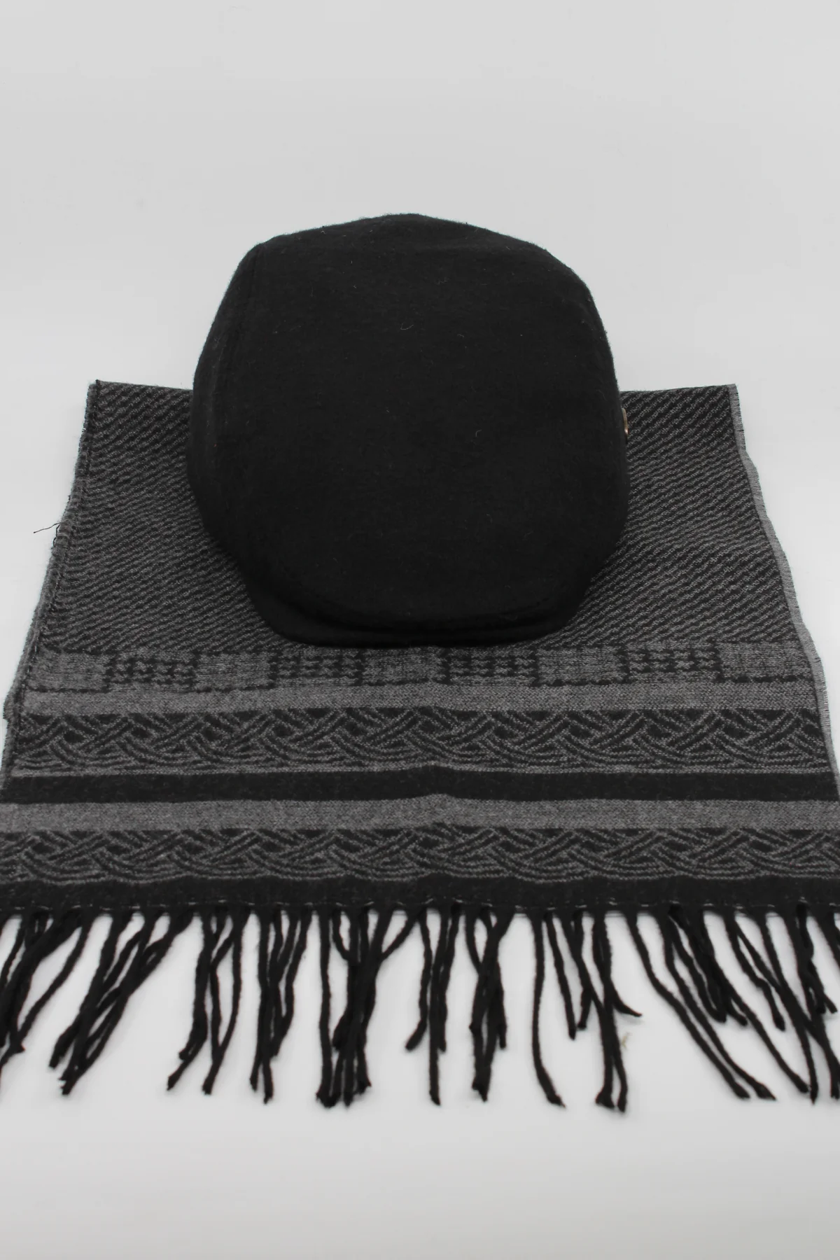 London Model Kasket ve Motifli Atkı Seti