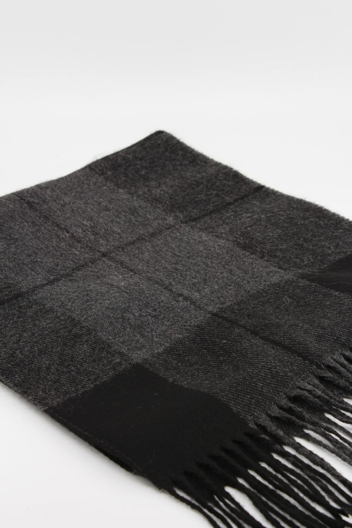 Siyah Flat Cap Kasket ve Gri Ekose Atkı