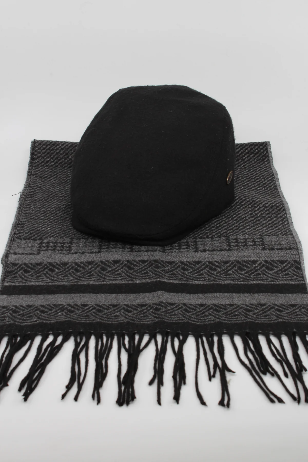 London Model Kasket ve Motifli Atkı Seti