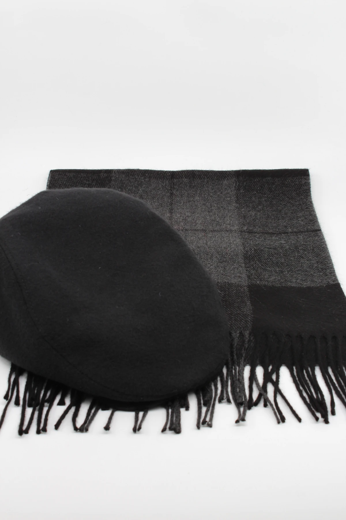 Siyah Flat Cap Kasket ve Gri Ekose Atkı
