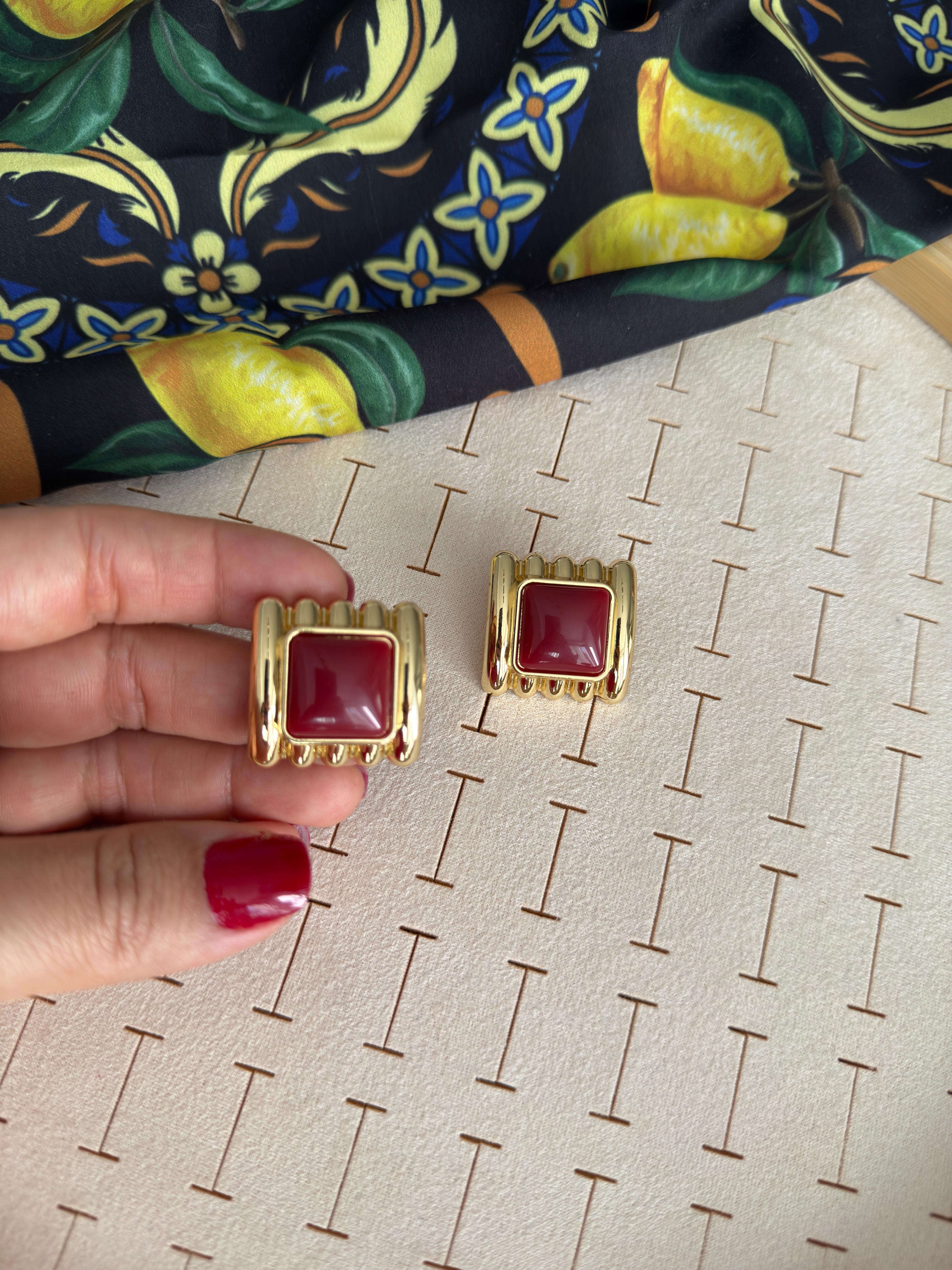 Özel Seri Gold Tırtıklı Kare Bordo Küpe