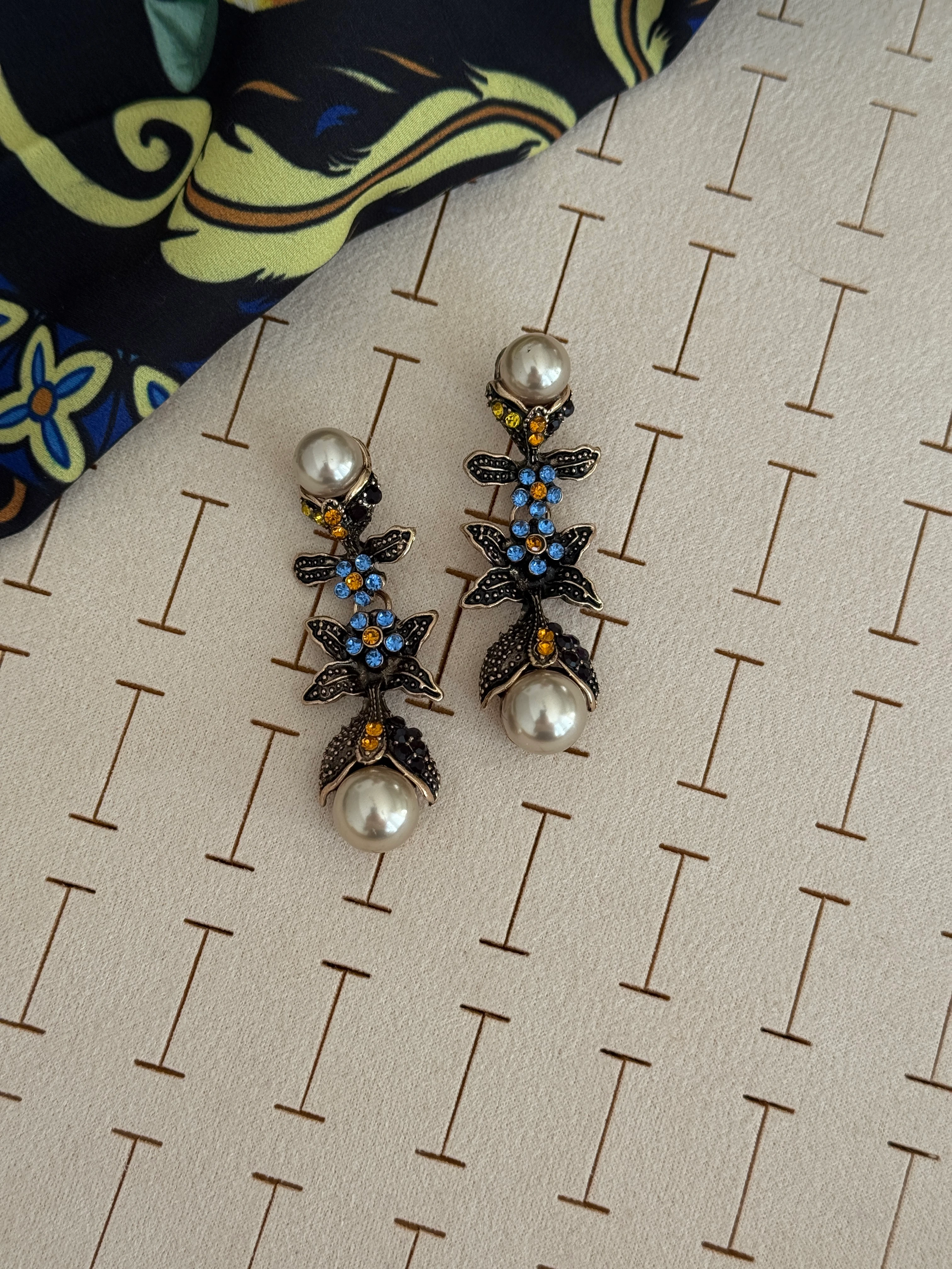 Özel Seri Gold Kenarlı İnci Sallantılı Vintage Küpe