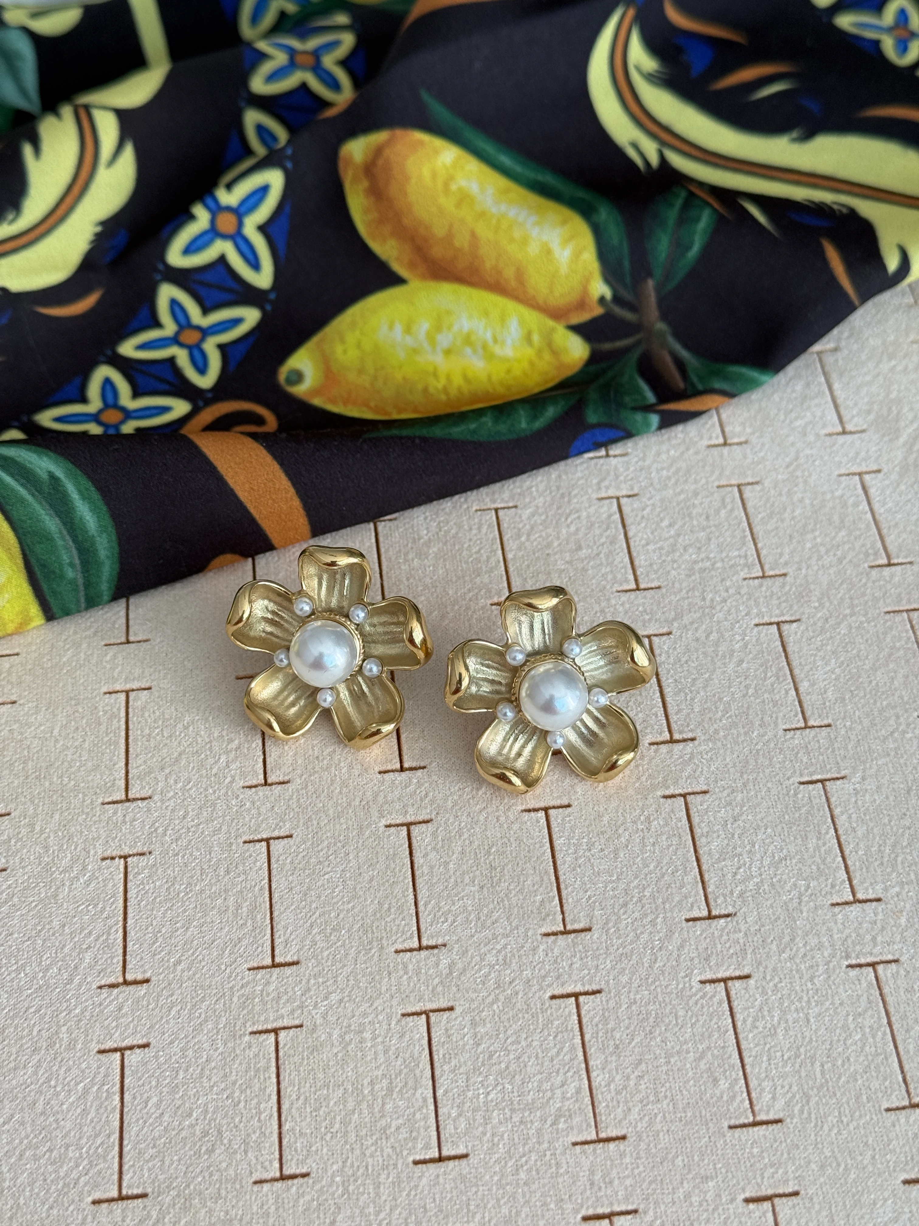 Çelik 14k İncili Çiçek Küpe