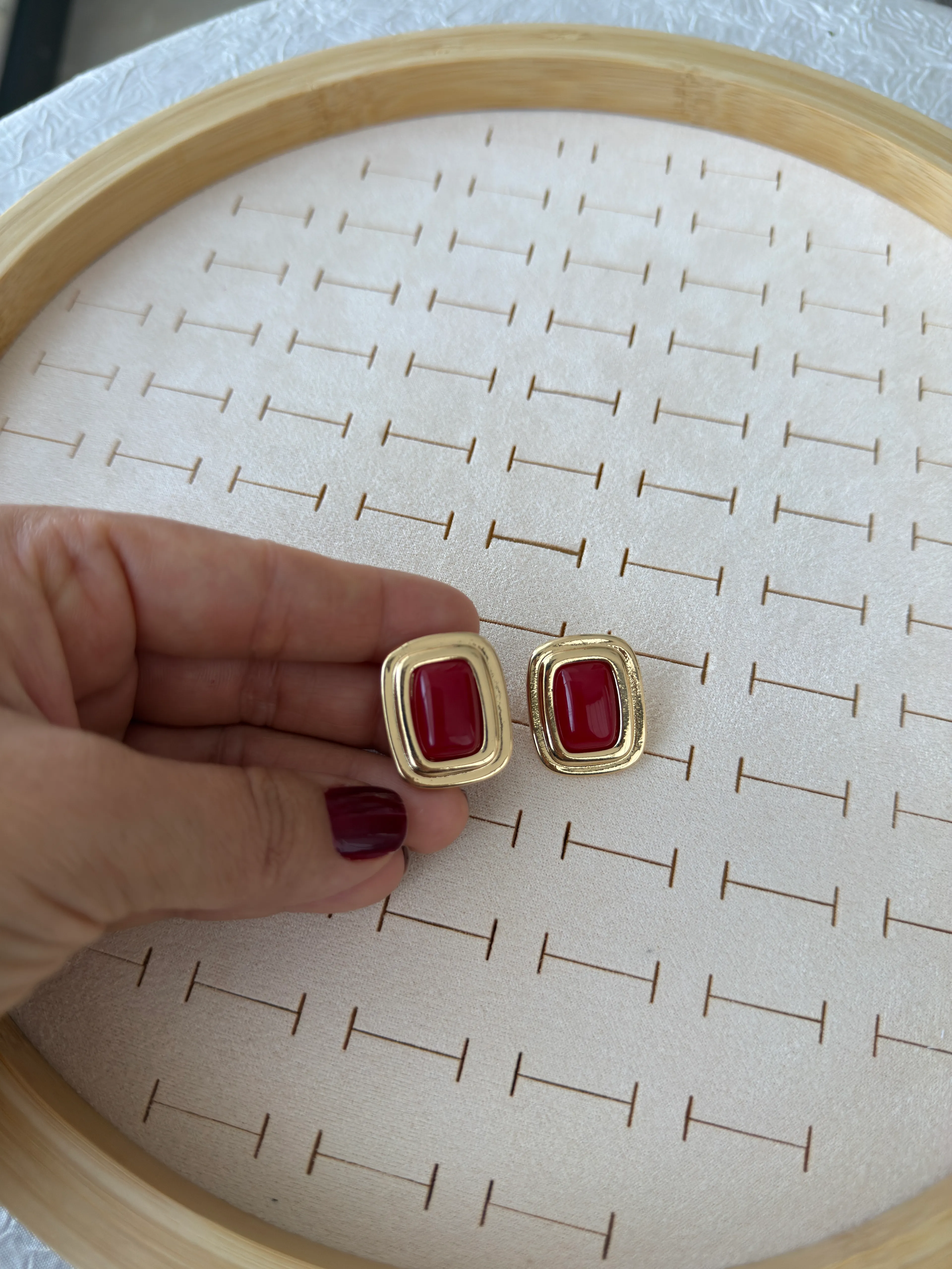 Özel Seri Bordo Taşlı Gold Plaka Küpe