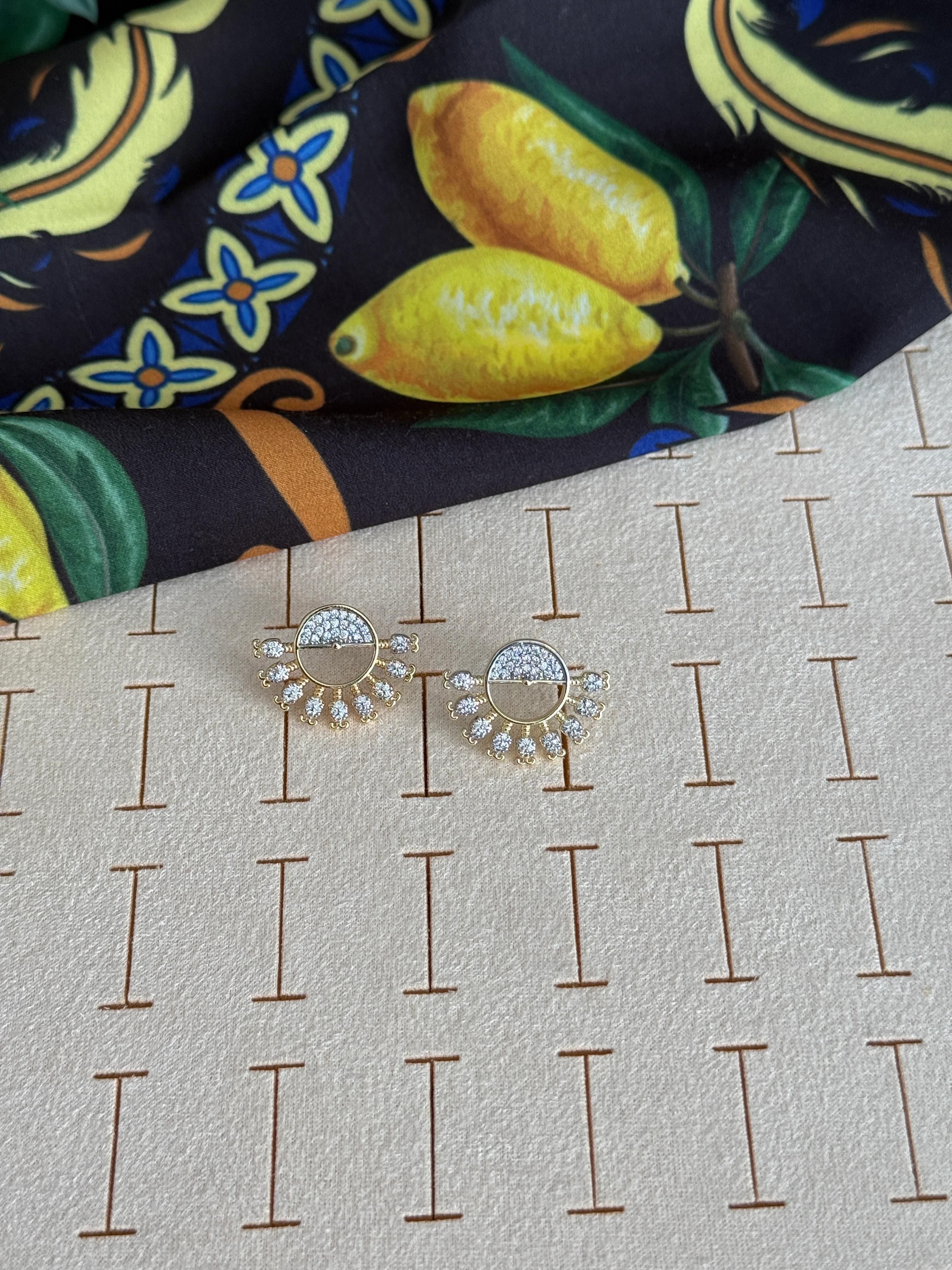 Çelik Zirkon Taşlı Yelpaze Küpe