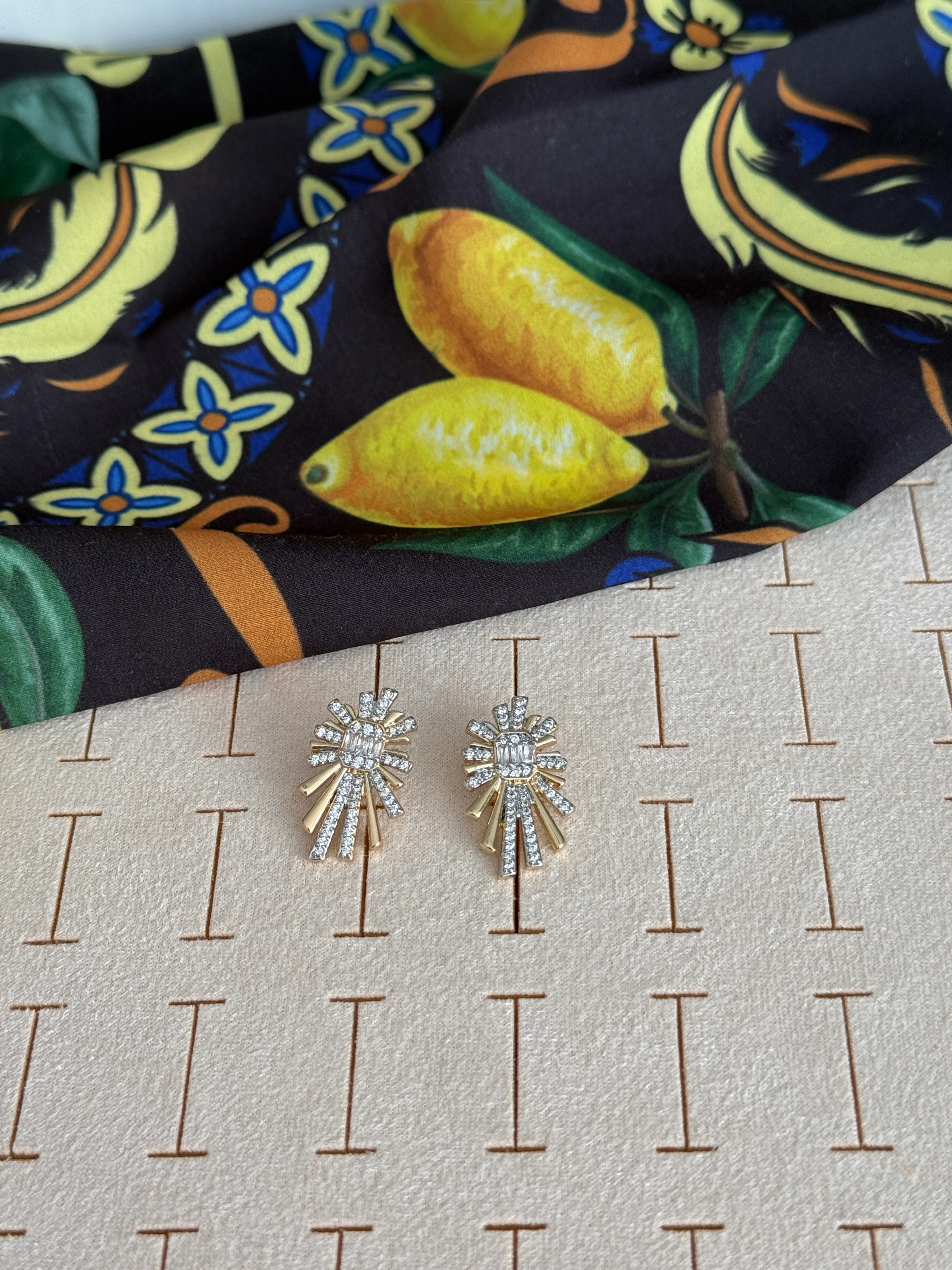 Çelik Çift Renkli Zirkon Taşlı Küpe