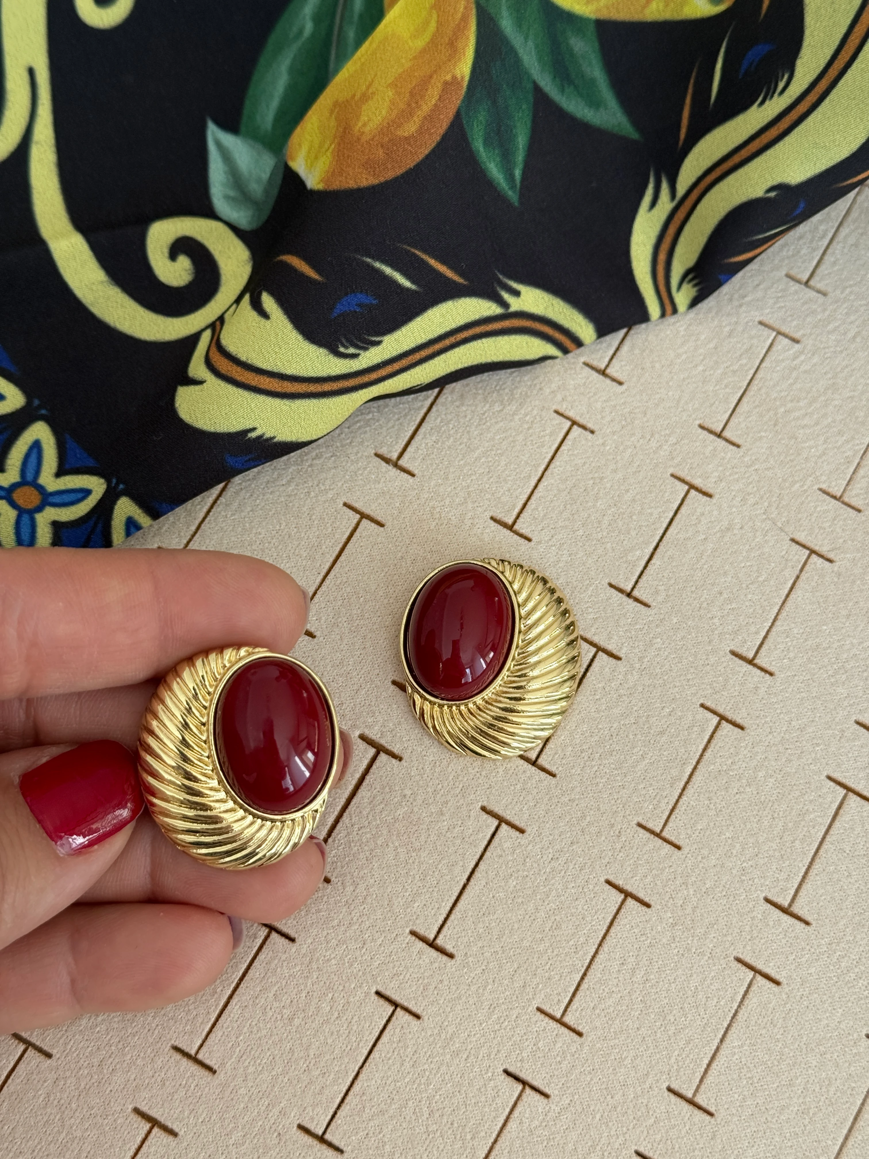 Gold Tırtıklı Plaka Bordo Taşlı Küpe