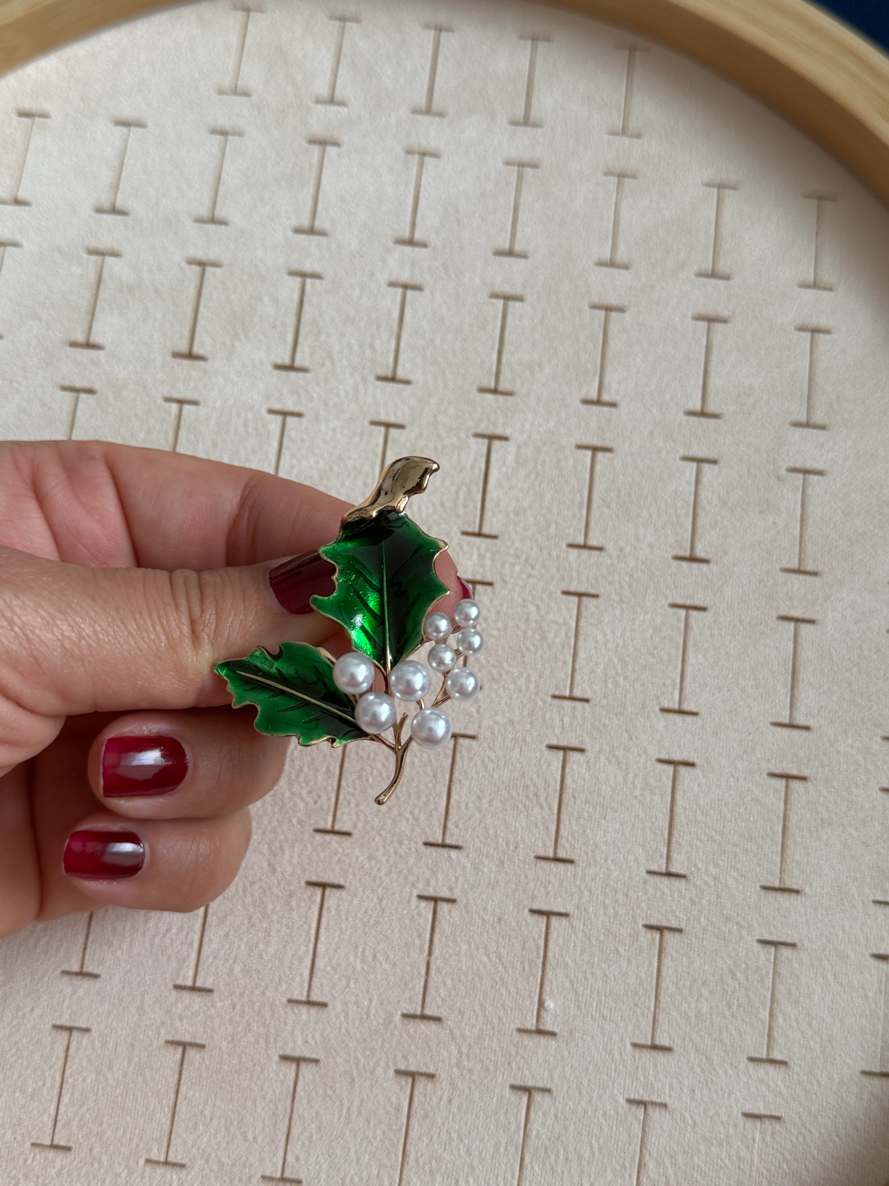 Özel Seri İncili Yeşil Yaprak Broş