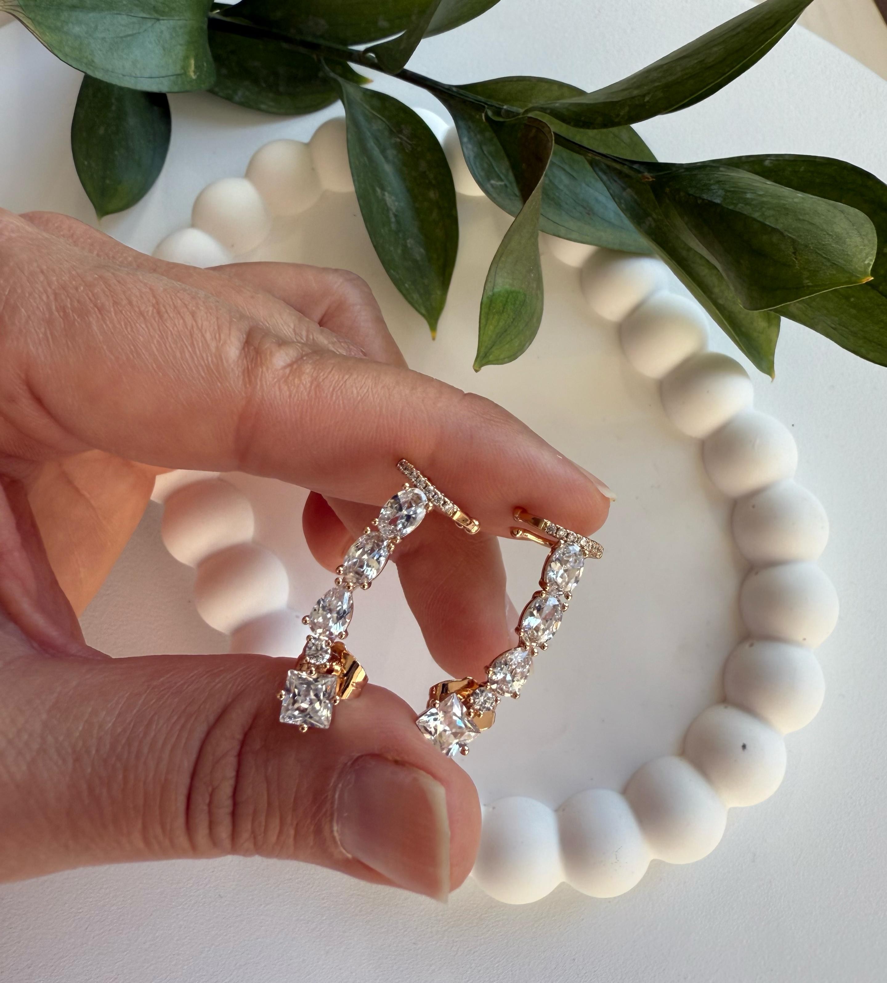 Vip 18 K Kare Taşlı Kıkırdak Küpe