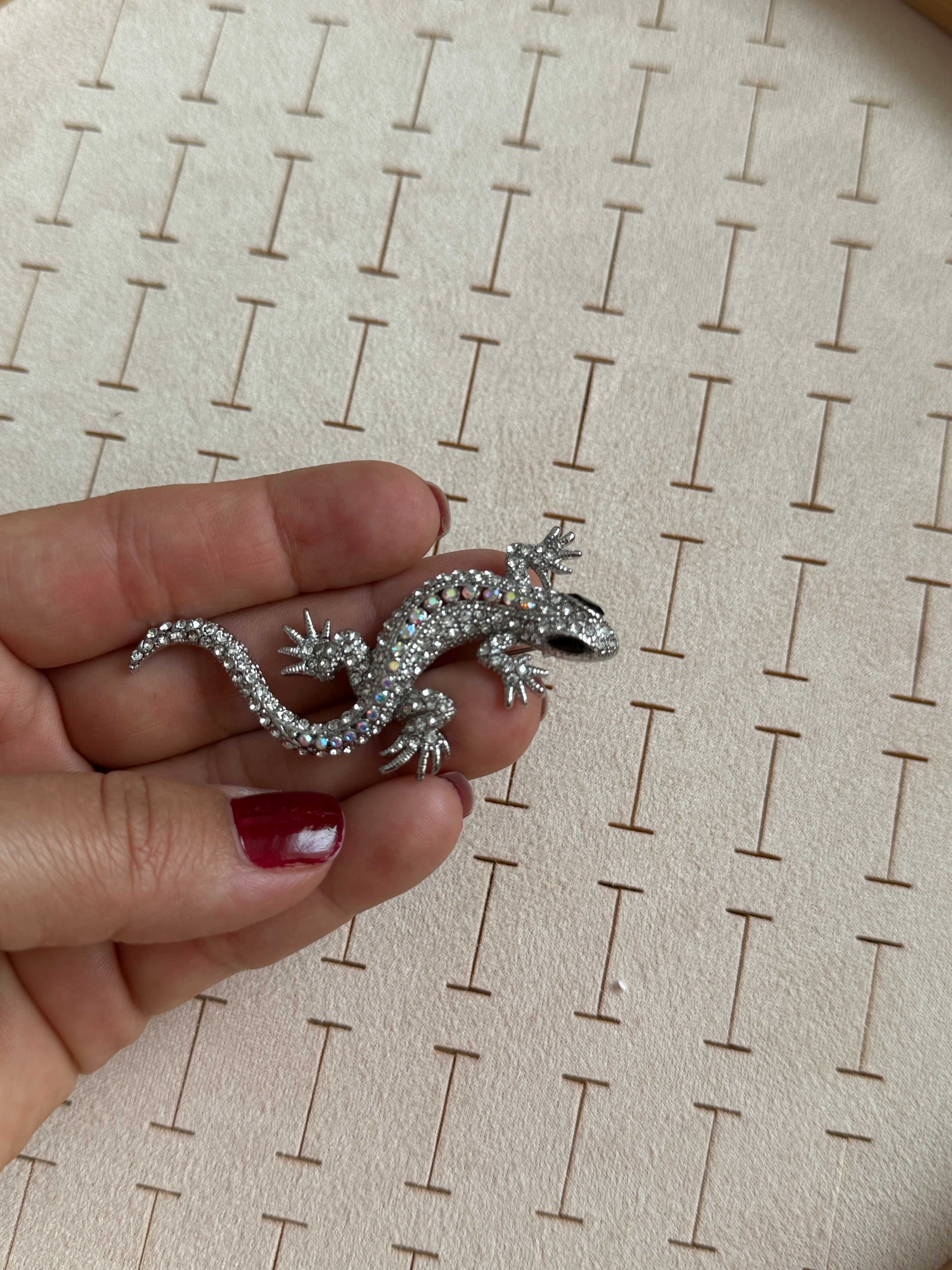 Özel Seri Gri Gömme Taşlı Kertenkele Broş