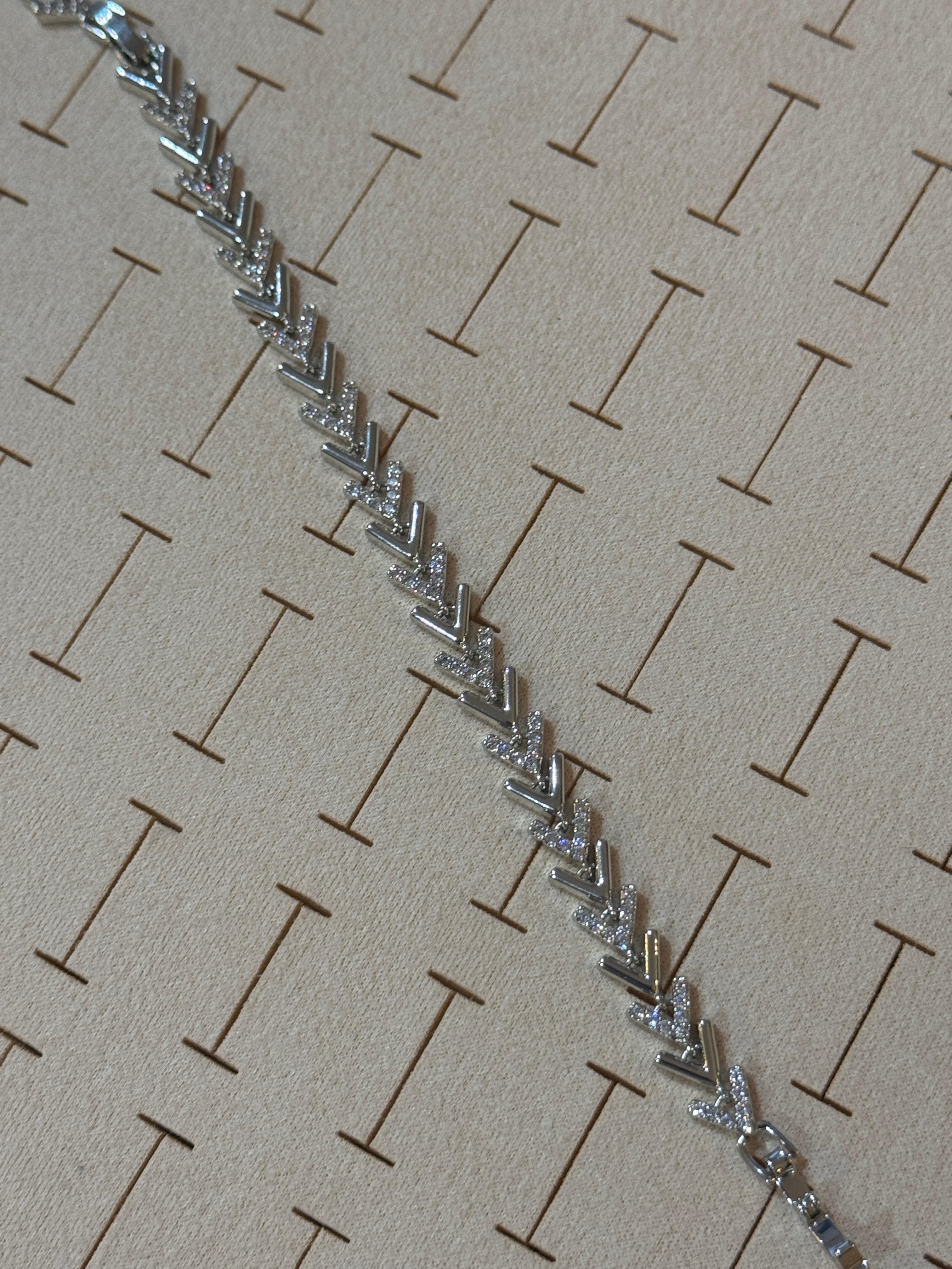 Vip Zirkon Taşlı V Model Bileklik 