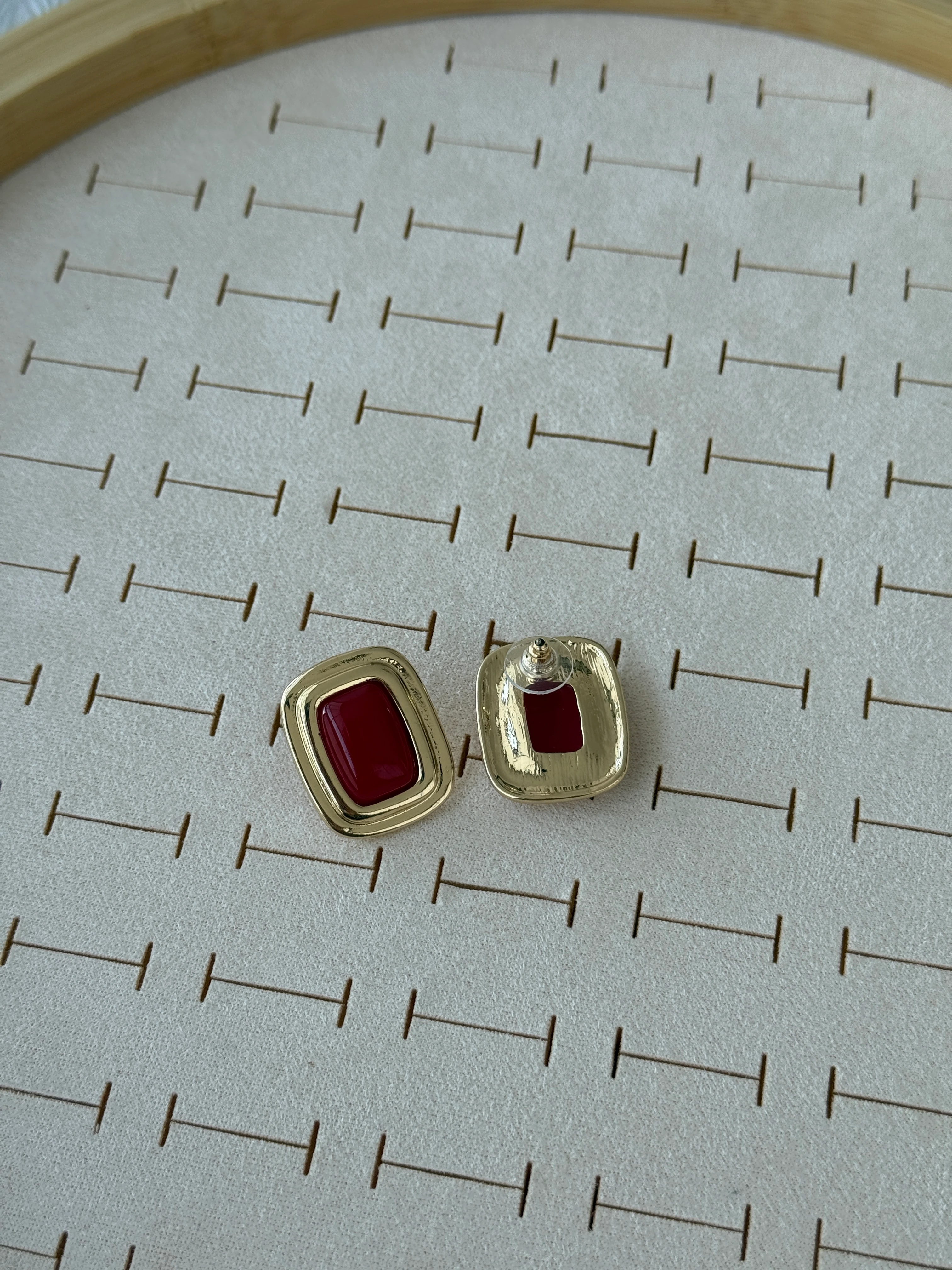 Özel Seri Bordo Taşlı Gold Plaka Küpe