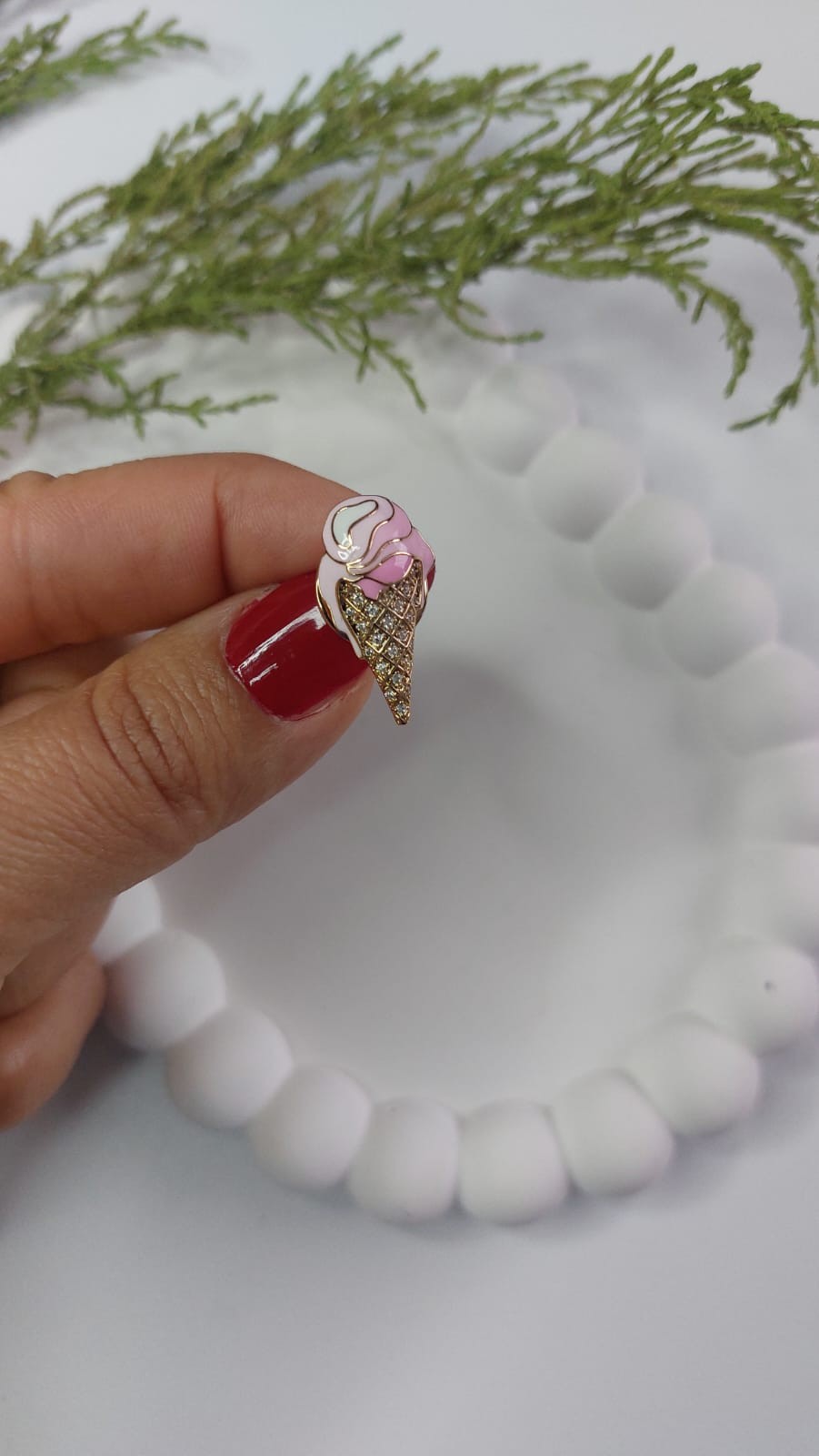 Pembe Külah Broş